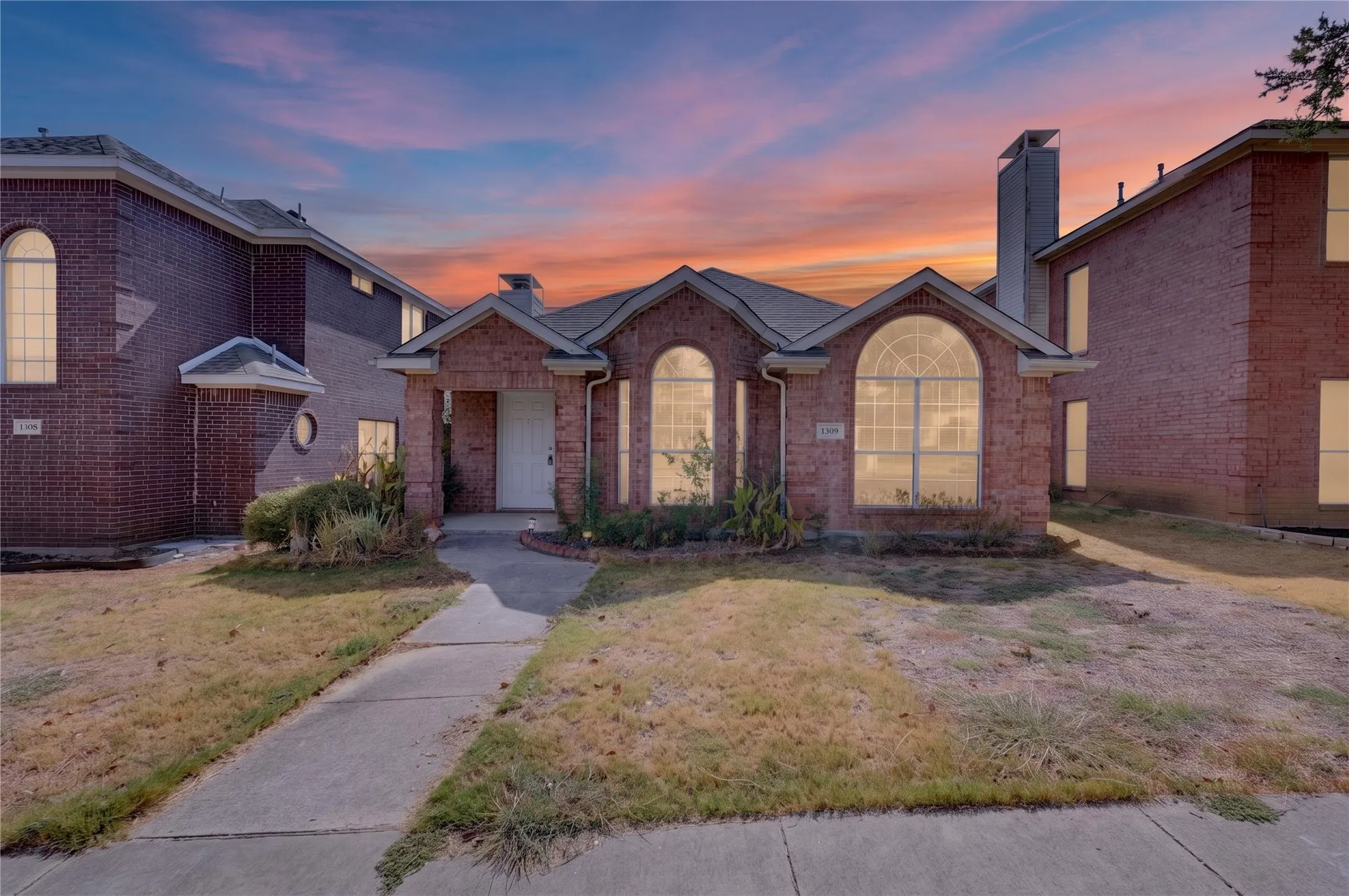 Single Family Residence For Sale in Denton County , 1309 Riley Drive, Carrollton, Texas 75007, 3 Bedroom, 2 Bathroom, 2 Garage spaces, 1,523 Sqft, built in 1998, mls#21405662, Real Estate Agent in Carrollton, Homes For Sale in Denton county, Homes For Sale in Carrollton, Realtor in Carrollton Texas, Real Estate Brokerage Independent Realty Texas, Luminita Cordes Realtor