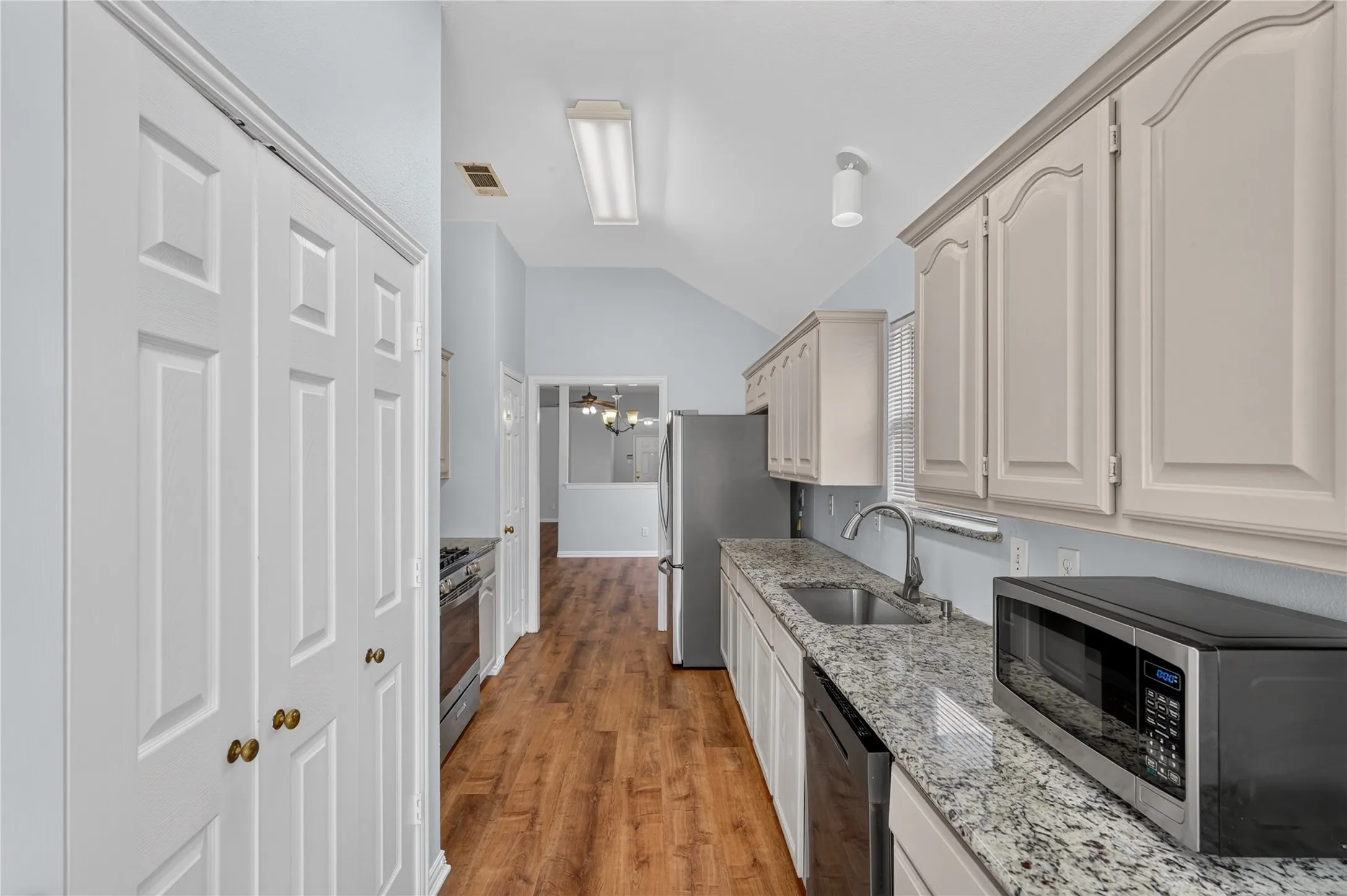 Single Family Residence For Sale in Denton County , 1309 Riley Drive, Carrollton, Texas 75007, 3 Bedroom, 2 Bathroom, 2 Garage spaces, 1,523 Sqft, built in 1998, mls#21405662, Real Estate Agent in Carrollton, Homes For Sale in Denton county, Homes For Sale in Carrollton, Realtor in Carrollton Texas, Real Estate Brokerage Independent Realty Texas, Luminita Cordes Realtor