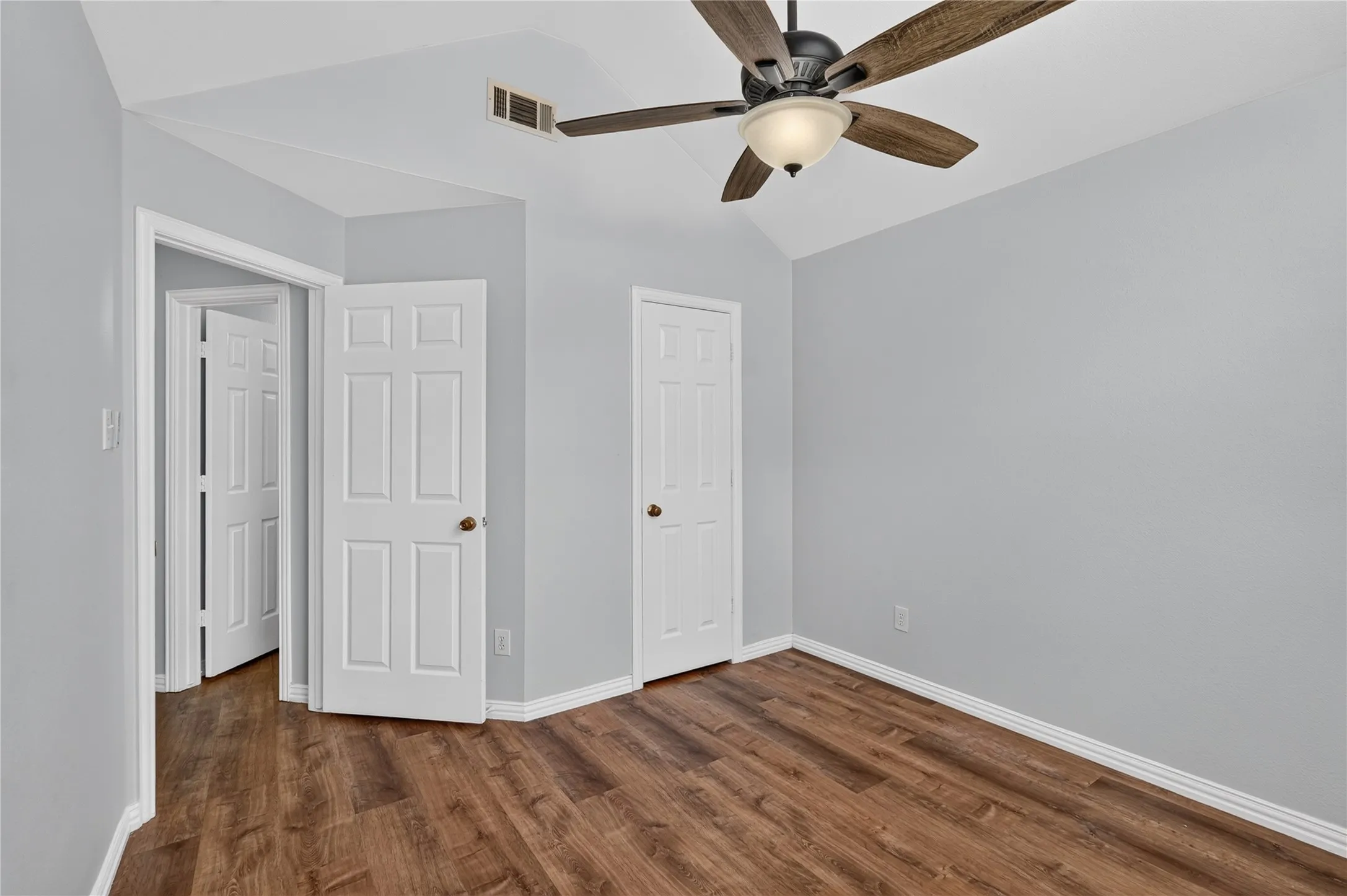 Single Family Residence For Sale in Denton County , 1309 Riley Drive, Carrollton, Texas 75007, 3 Bedroom, 2 Bathroom, 2 Garage spaces, 1,523 Sqft, built in 1998, mls#21405662, Real Estate Agent in Carrollton, Homes For Sale in Denton county, Homes For Sale in Carrollton, Realtor in Carrollton Texas, Real Estate Brokerage Independent Realty Texas, Luminita Cordes Realtor