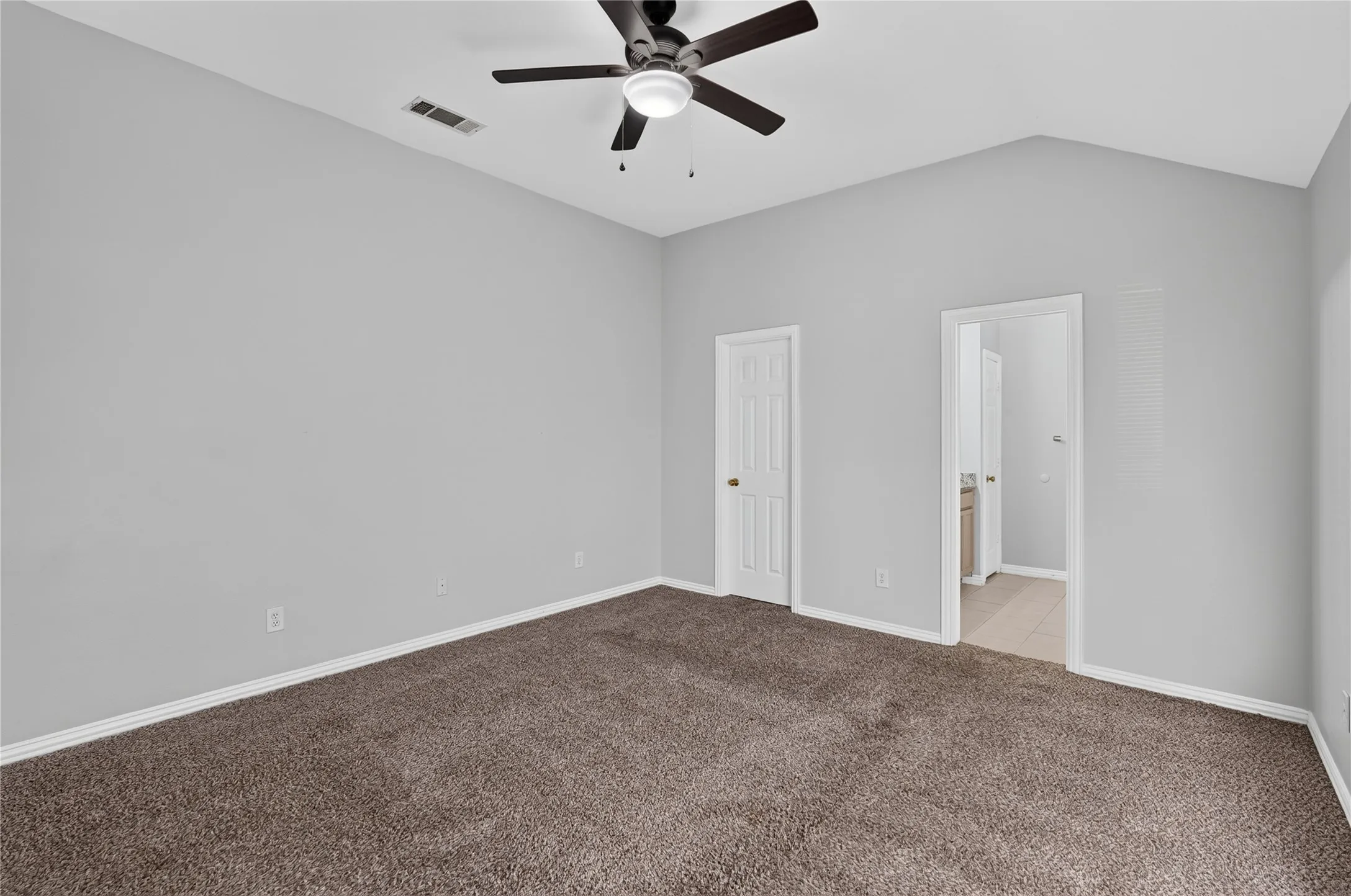 Single Family Residence For Sale in Denton County , 1309 Riley Drive, Carrollton, Texas 75007, 3 Bedroom, 2 Bathroom, 2 Garage spaces, 1,523 Sqft, built in 1998, mls#21405662, Real Estate Agent in Carrollton, Homes For Sale in Denton county, Homes For Sale in Carrollton, Realtor in Carrollton Texas, Real Estate Brokerage Independent Realty Texas, Luminita Cordes Realtor