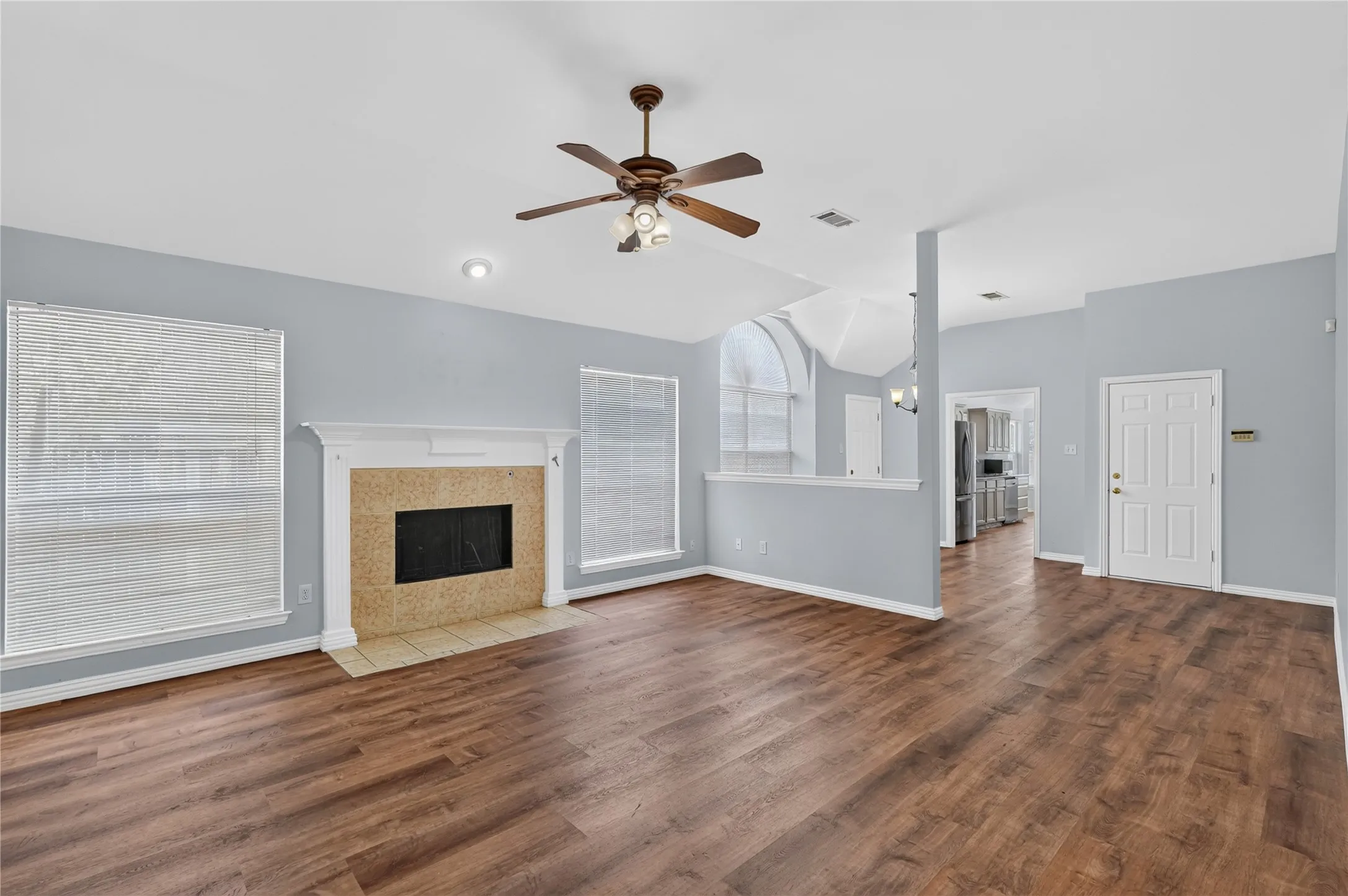 Single Family Residence For Sale in Denton County , 1309 Riley Drive, Carrollton, Texas 75007, 3 Bedroom, 2 Bathroom, 2 Garage spaces, 1,523 Sqft, built in 1998, mls#21405662, Real Estate Agent in Carrollton, Homes For Sale in Denton county, Homes For Sale in Carrollton, Realtor in Carrollton Texas, Real Estate Brokerage Independent Realty Texas, Luminita Cordes Realtor