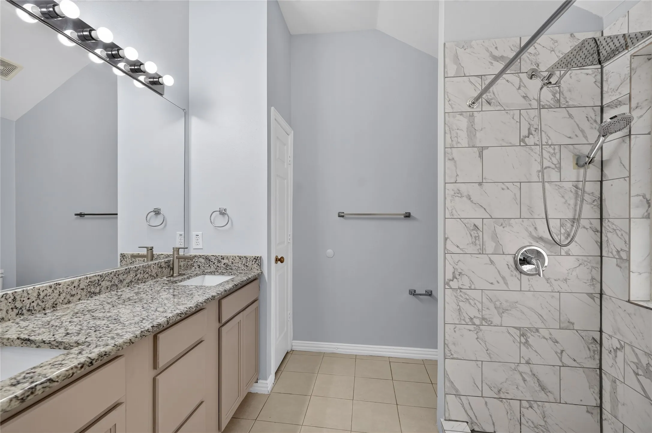 Single Family Residence For Sale in Denton County , 1309 Riley Drive, Carrollton, Texas 75007, 3 Bedroom, 2 Bathroom, 2 Garage spaces, 1,523 Sqft, built in 1998, mls#21405662, Real Estate Agent in Carrollton, Homes For Sale in Denton county, Homes For Sale in Carrollton, Realtor in Carrollton Texas, Real Estate Brokerage Independent Realty Texas, Luminita Cordes Realtor