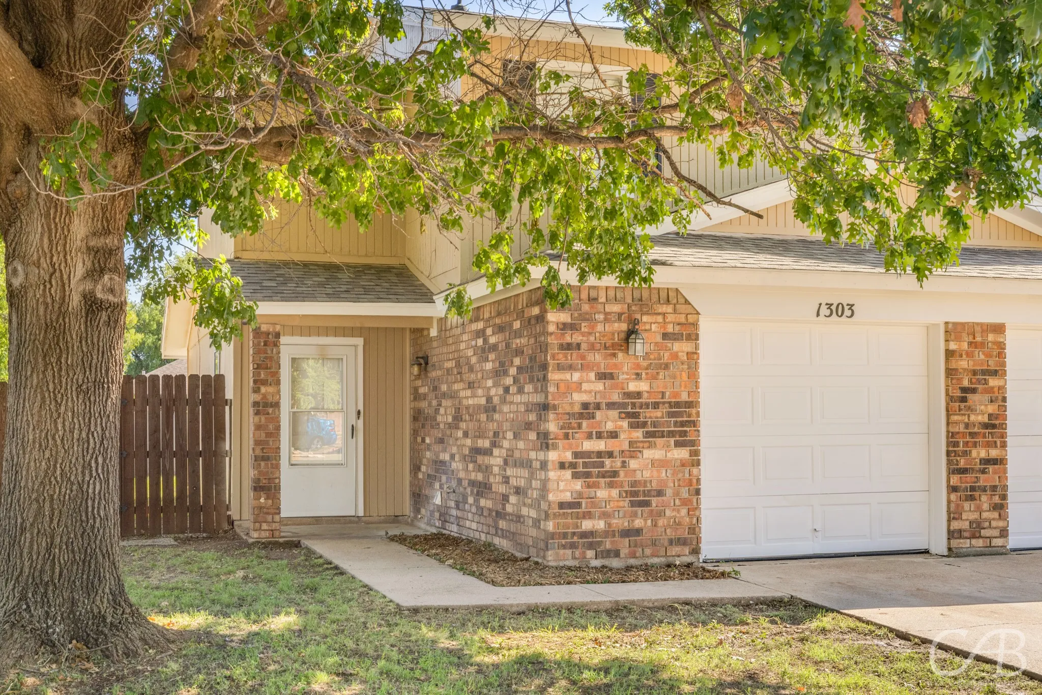 Townhouse For Rent in Taylor County , 1303 Yeomans Road, Abilene, Texas 79602, 2 Bedroom, 2 Bathroom, 1 Garage spaces, 1,350 Sqft, built in 1984, mls#21405668, Real Estate Agent in Abilene, Homes For Rent in Taylor county, Homes For Rent in Abilene, Realtor in Abilene Texas, Real Estate Brokerage Independent Realty Texas, Luminita Cordes Realtor