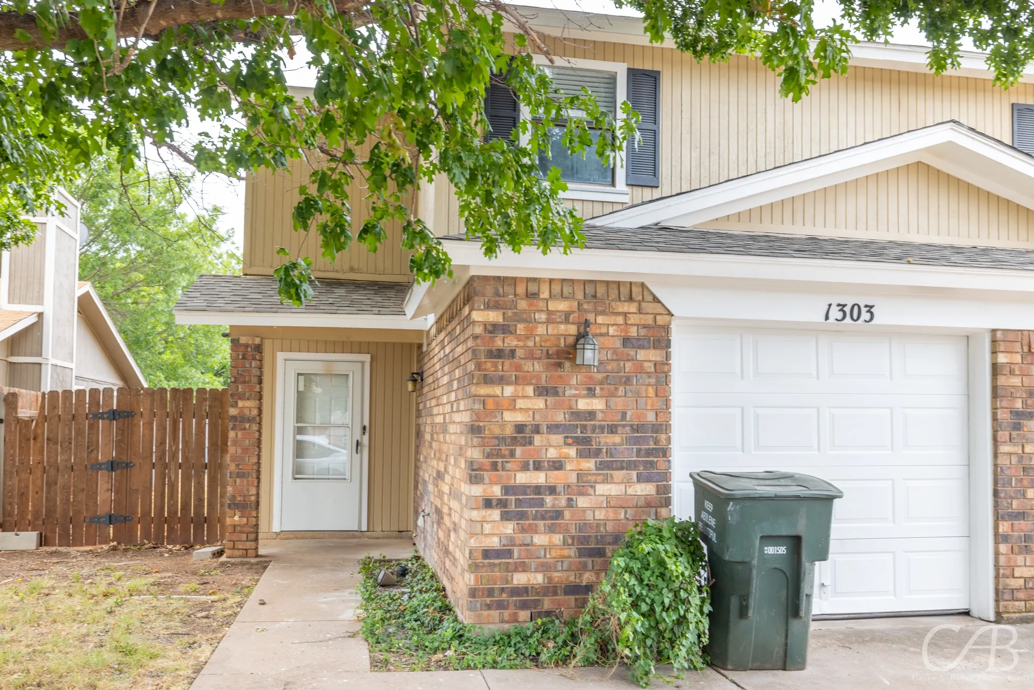 Townhouse For Rent in Taylor County , 1303 Yeomans Road, Abilene, Texas 79602, 2 Bedroom, 2 Bathroom, 1 Garage spaces, 1,350 Sqft, built in 1984, mls#21405668, Real Estate Agent in Abilene, Homes For Rent in Taylor county, Homes For Rent in Abilene, Realtor in Abilene Texas, Real Estate Brokerage Independent Realty Texas, Luminita Cordes Realtor