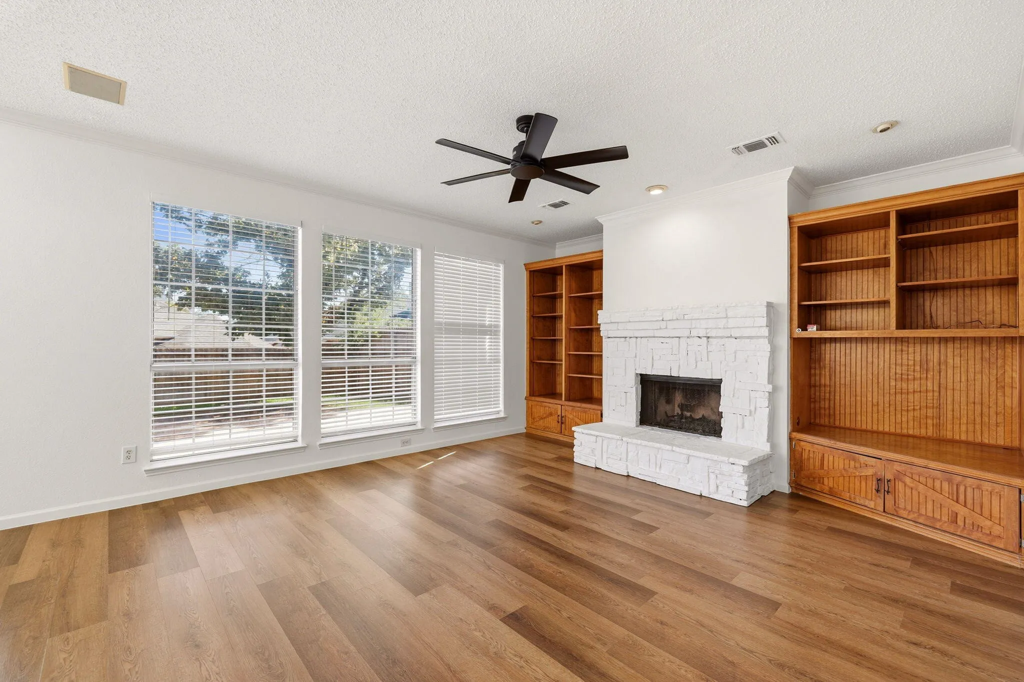 Single Family Residence For Sale in Tarrant County , 7942 Salmon Run Way, Fort Worth, Texas 76137, 4 Bedroom, 3 Bathroom, 2 Garage spaces, 2,404 Sqft, built in 1998, mls#21405678, Real Estate Agent in Fort Worth, Homes For Sale in Tarrant county, Homes For Sale in Fort Worth, Realtor in Fort Worth Texas, Real Estate Brokerage Independent Realty Texas, Luminita Cordes Realtor