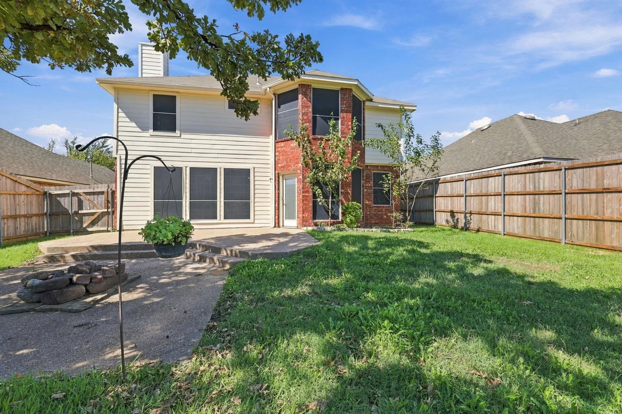Single Family Residence For Sale in Tarrant County , 7942 Salmon Run Way, Fort Worth, Texas 76137, 4 Bedroom, 3 Bathroom, 2 Garage spaces, 2,404 Sqft, built in 1998, mls#21405678, Real Estate Agent in Fort Worth, Homes For Sale in Tarrant county, Homes For Sale in Fort Worth, Realtor in Fort Worth Texas, Real Estate Brokerage Independent Realty Texas, Luminita Cordes Realtor