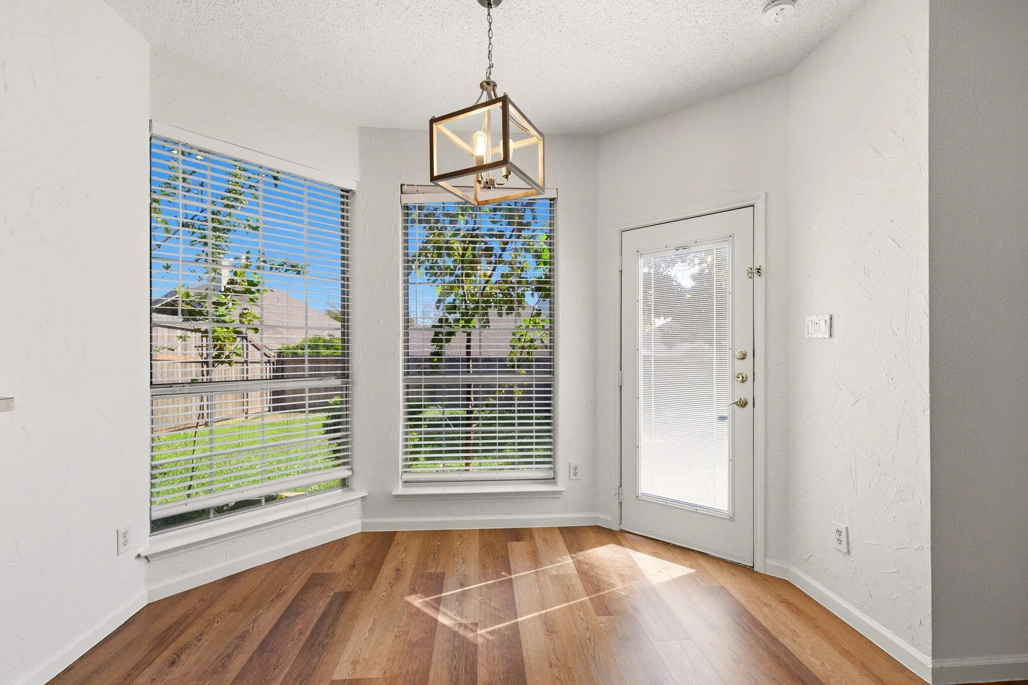 Single Family Residence For Sale in Tarrant County , 7942 Salmon Run Way, Fort Worth, Texas 76137, 4 Bedroom, 3 Bathroom, 2 Garage spaces, 2,404 Sqft, built in 1998, mls#21405678, Real Estate Agent in Fort Worth, Homes For Sale in Tarrant county, Homes For Sale in Fort Worth, Realtor in Fort Worth Texas, Real Estate Brokerage Independent Realty Texas, Luminita Cordes Realtor