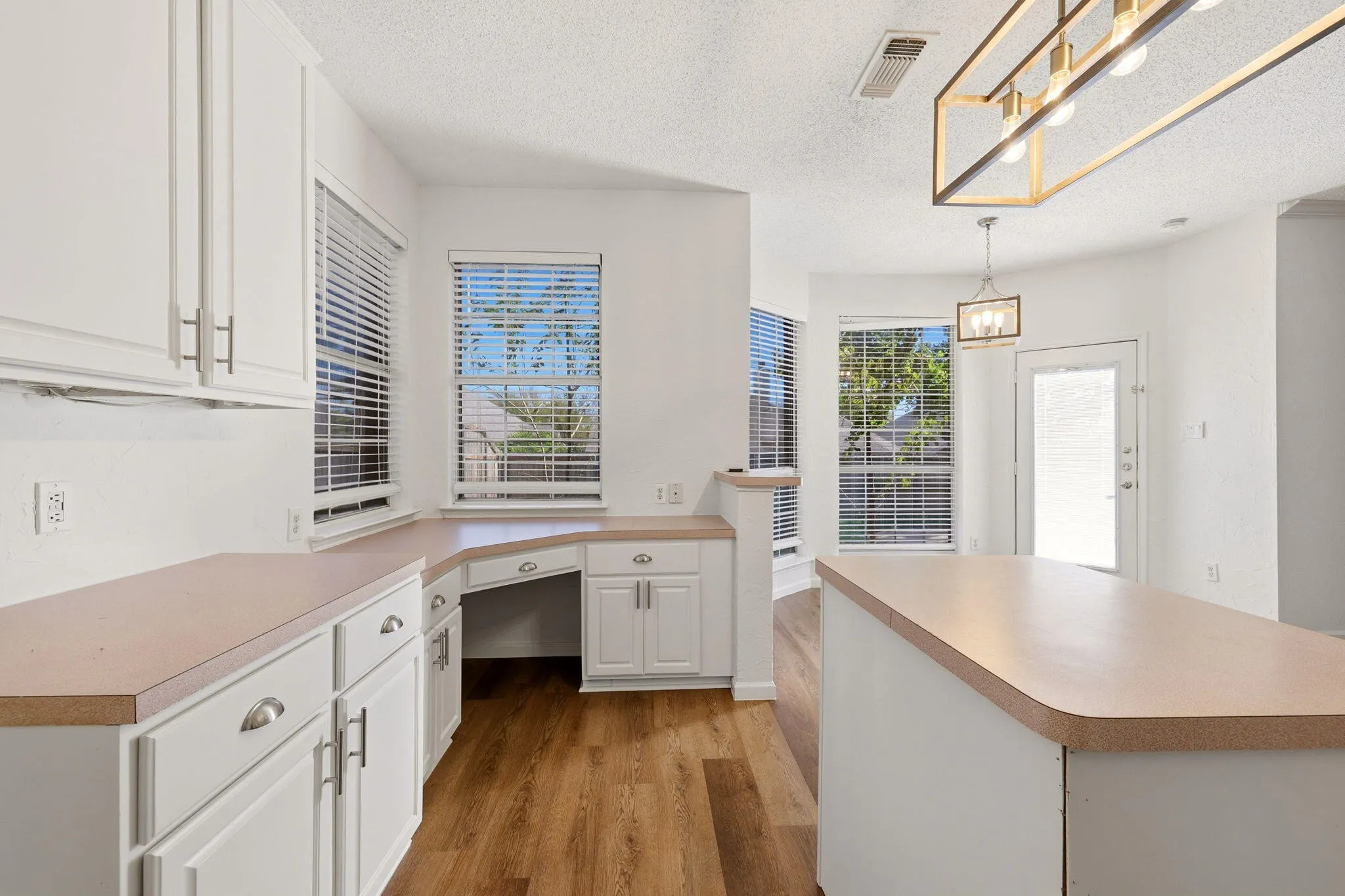 Single Family Residence For Sale in Tarrant County , 7942 Salmon Run Way, Fort Worth, Texas 76137, 4 Bedroom, 3 Bathroom, 2 Garage spaces, 2,404 Sqft, built in 1998, mls#21405678, Real Estate Agent in Fort Worth, Homes For Sale in Tarrant county, Homes For Sale in Fort Worth, Realtor in Fort Worth Texas, Real Estate Brokerage Independent Realty Texas, Luminita Cordes Realtor