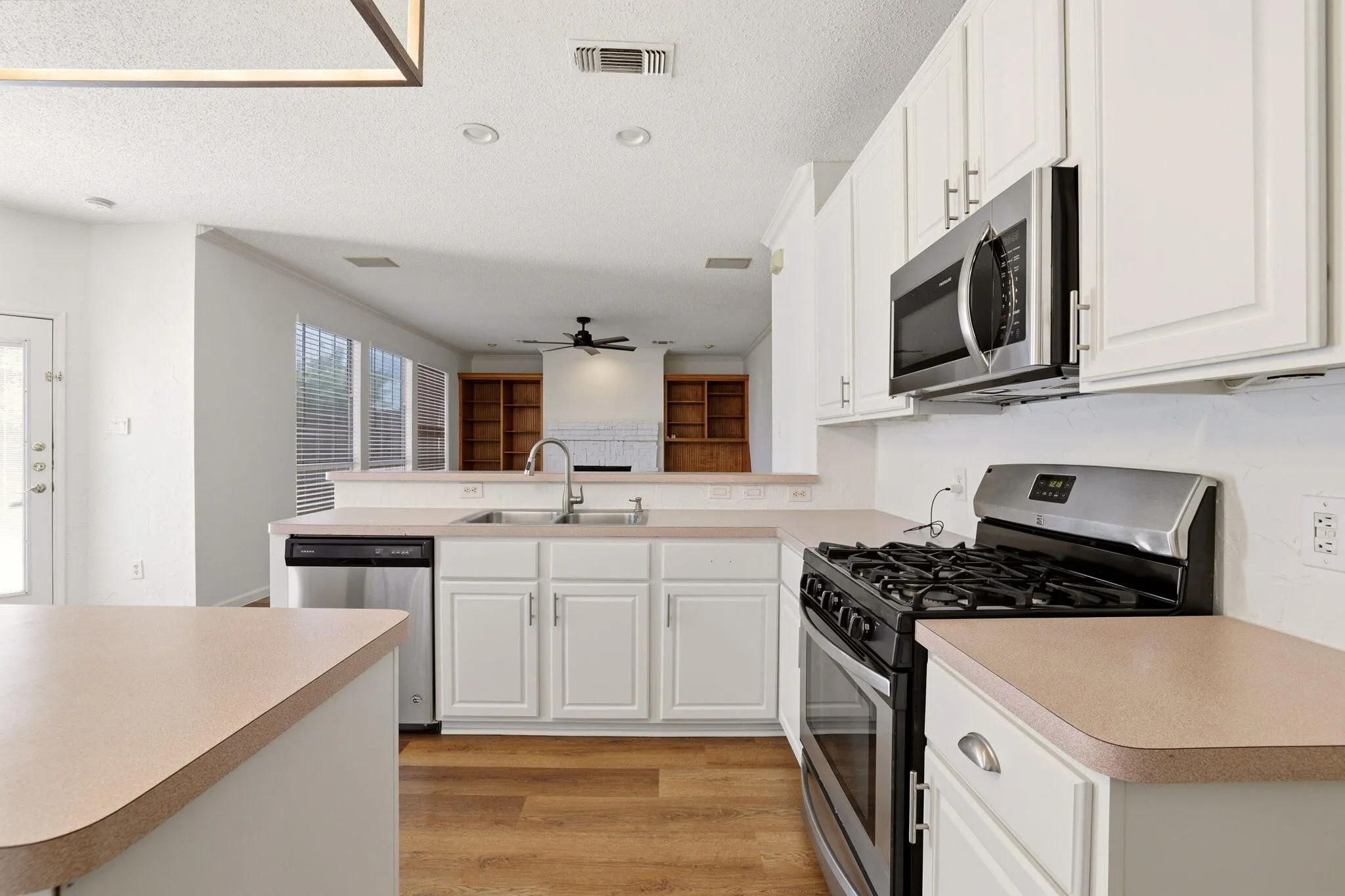 Single Family Residence For Sale in Tarrant County , 7942 Salmon Run Way, Fort Worth, Texas 76137, 4 Bedroom, 3 Bathroom, 2 Garage spaces, 2,404 Sqft, built in 1998, mls#21405678, Real Estate Agent in Fort Worth, Homes For Sale in Tarrant county, Homes For Sale in Fort Worth, Realtor in Fort Worth Texas, Real Estate Brokerage Independent Realty Texas, Luminita Cordes Realtor