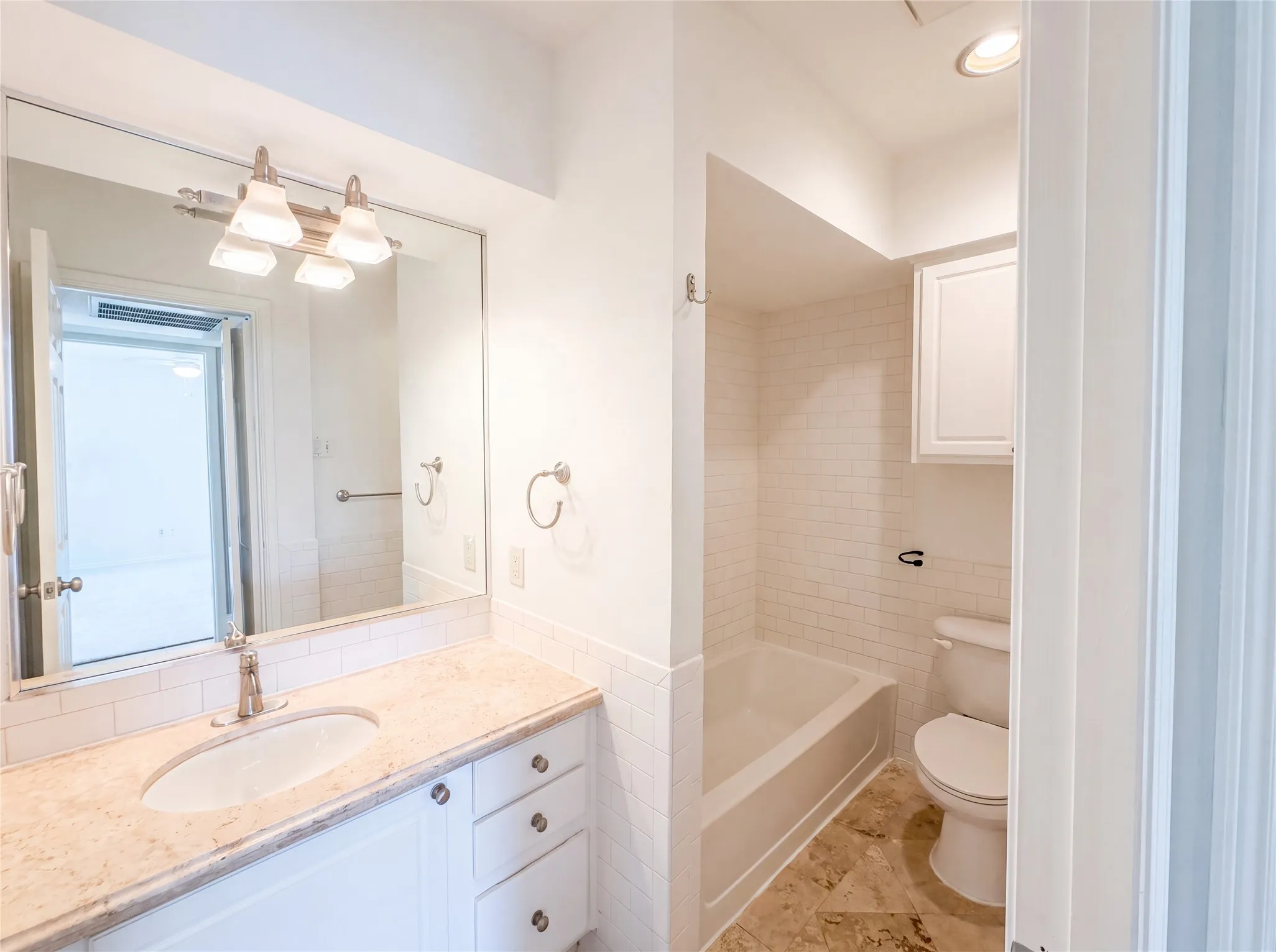 Condominium For Sale in Dallas County , 7734 Meadow Road 223, Dallas, Texas 75230, 1 Bedroom, 1 Bathroom, Garage spaces, 795 Sqft, built in 1966, mls#21405655, Real Estate Agent in Dallas, Homes For Sale in Dallas county, Homes For Sale in Dallas, Realtor in Dallas Texas, Real Estate Brokerage Independent Realty Texas, Luminita Cordes Realtor