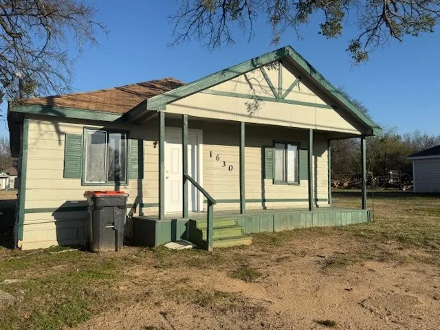 Single Family Residence For Sale in Lamar County , 1630 Fitzhugh Avenue, Paris, Texas 75460, 3 Bedroom, 1 Bathroom, Garage spaces, 1,000 Sqft, built in 1960, mls#21405686, Real Estate Agent in Paris, Homes For Sale in Lamar county, Homes For Sale in Paris, Realtor in Paris Texas, Real Estate Brokerage Independent Realty Texas, Luminita Cordes Realtor