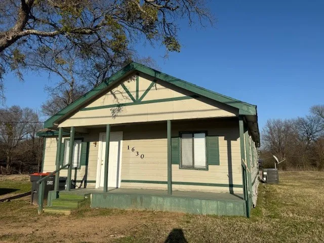 Single Family Residence For Sale in Lamar County , 1630 Fitzhugh Avenue, Paris, Texas 75460, 3 Bedroom, 1 Bathroom, Garage spaces, 1,000 Sqft, built in 1960, mls#21405686, Real Estate Agent in Paris, Homes For Sale in Lamar county, Homes For Sale in Paris, Realtor in Paris Texas, Real Estate Brokerage Independent Realty Texas, Luminita Cordes Realtor