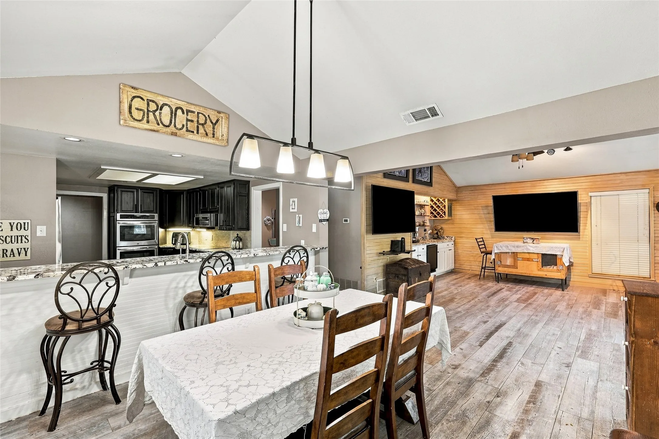 Single Family Residence For Sale in Tarrant County , 707 Findlay Drive, Arlington, Texas 76012, 4 Bedroom, 4 Bathroom, 2 Garage spaces, 3,223 Sqft, built in 1980, mls#21403488, Real Estate Agent in Arlington, Homes For Sale in Tarrant county, Homes For Sale in Arlington, Realtor in Arlington Texas, Real Estate Brokerage Independent Realty Texas, Luminita Cordes Realtor