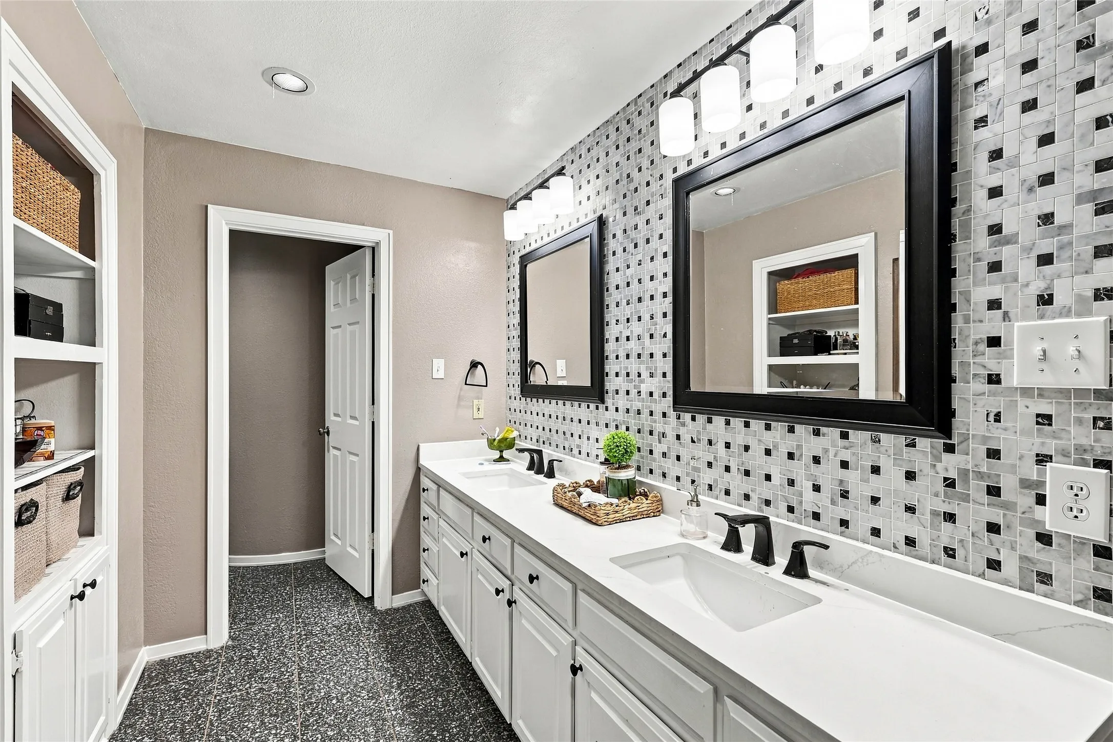 Single Family Residence For Sale in Tarrant County , 707 Findlay Drive, Arlington, Texas 76012, 4 Bedroom, 4 Bathroom, 2 Garage spaces, 3,223 Sqft, built in 1980, mls#21403488, Real Estate Agent in Arlington, Homes For Sale in Tarrant county, Homes For Sale in Arlington, Realtor in Arlington Texas, Real Estate Brokerage Independent Realty Texas, Luminita Cordes Realtor