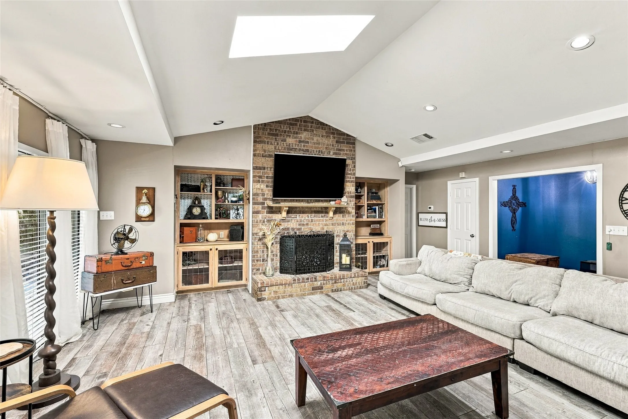 Single Family Residence For Sale in Tarrant County , 707 Findlay Drive, Arlington, Texas 76012, 4 Bedroom, 4 Bathroom, 2 Garage spaces, 3,223 Sqft, built in 1980, mls#21403488, Real Estate Agent in Arlington, Homes For Sale in Tarrant county, Homes For Sale in Arlington, Realtor in Arlington Texas, Real Estate Brokerage Independent Realty Texas, Luminita Cordes Realtor