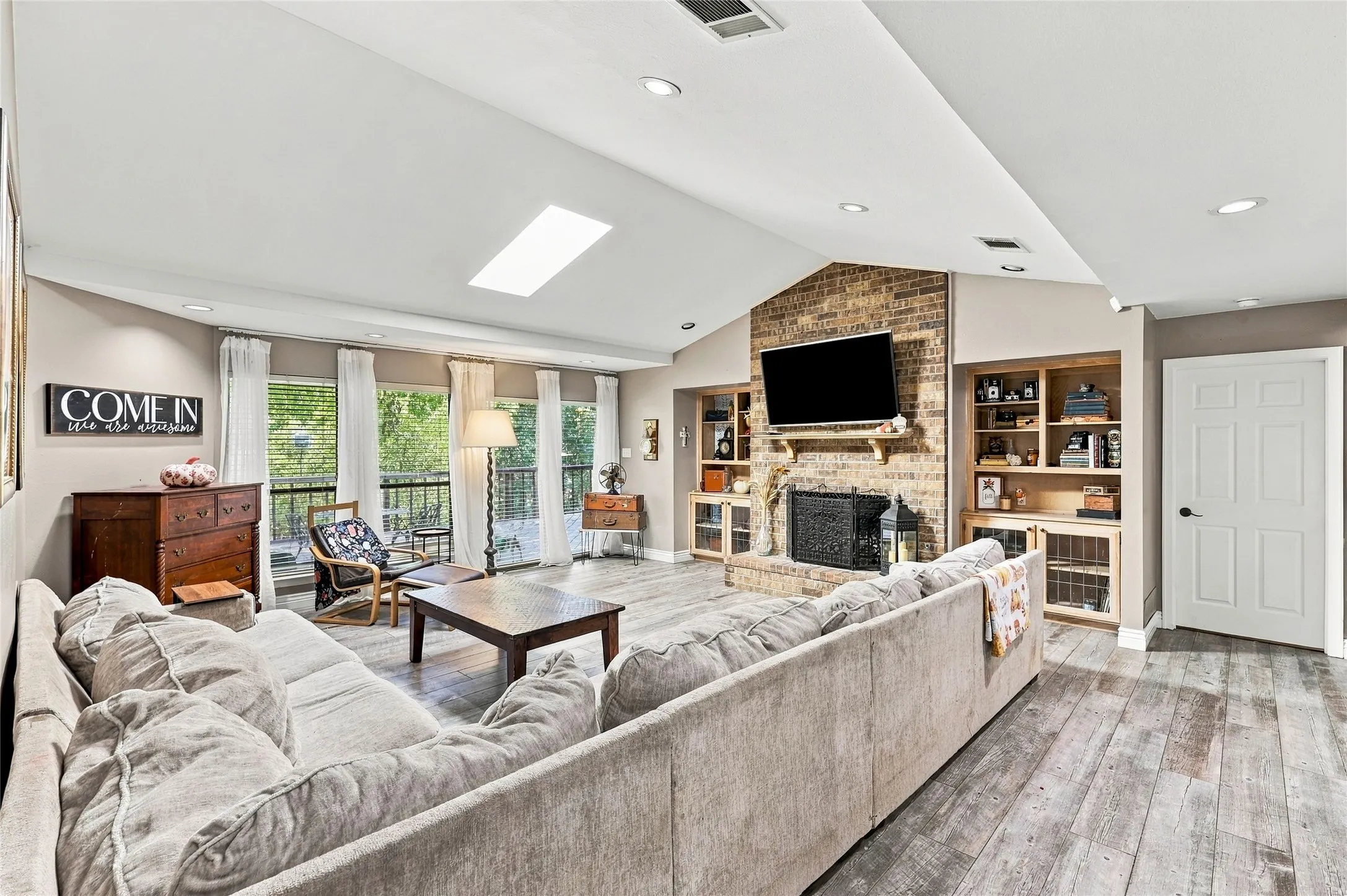 Single Family Residence For Sale in Tarrant County , 707 Findlay Drive, Arlington, Texas 76012, 4 Bedroom, 4 Bathroom, 2 Garage spaces, 3,223 Sqft, built in 1980, mls#21403488, Real Estate Agent in Arlington, Homes For Sale in Tarrant county, Homes For Sale in Arlington, Realtor in Arlington Texas, Real Estate Brokerage Independent Realty Texas, Luminita Cordes Realtor