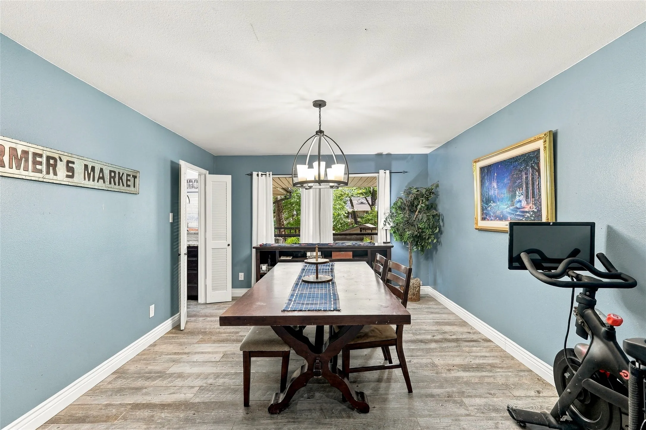 Single Family Residence For Sale in Tarrant County , 707 Findlay Drive, Arlington, Texas 76012, 4 Bedroom, 4 Bathroom, 2 Garage spaces, 3,223 Sqft, built in 1980, mls#21403488, Real Estate Agent in Arlington, Homes For Sale in Tarrant county, Homes For Sale in Arlington, Realtor in Arlington Texas, Real Estate Brokerage Independent Realty Texas, Luminita Cordes Realtor