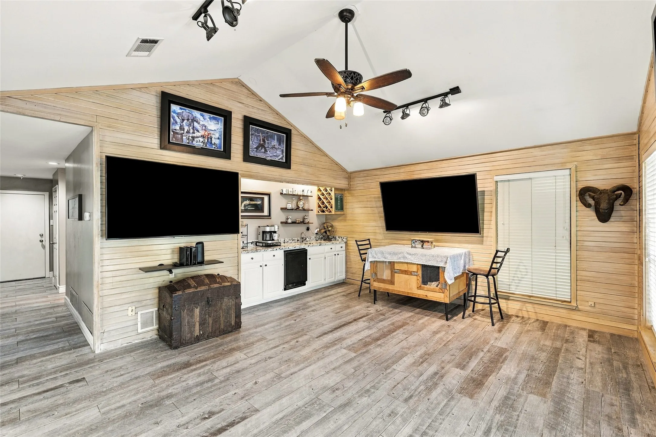 Single Family Residence For Sale in Tarrant County , 707 Findlay Drive, Arlington, Texas 76012, 4 Bedroom, 4 Bathroom, 2 Garage spaces, 3,223 Sqft, built in 1980, mls#21403488, Real Estate Agent in Arlington, Homes For Sale in Tarrant county, Homes For Sale in Arlington, Realtor in Arlington Texas, Real Estate Brokerage Independent Realty Texas, Luminita Cordes Realtor