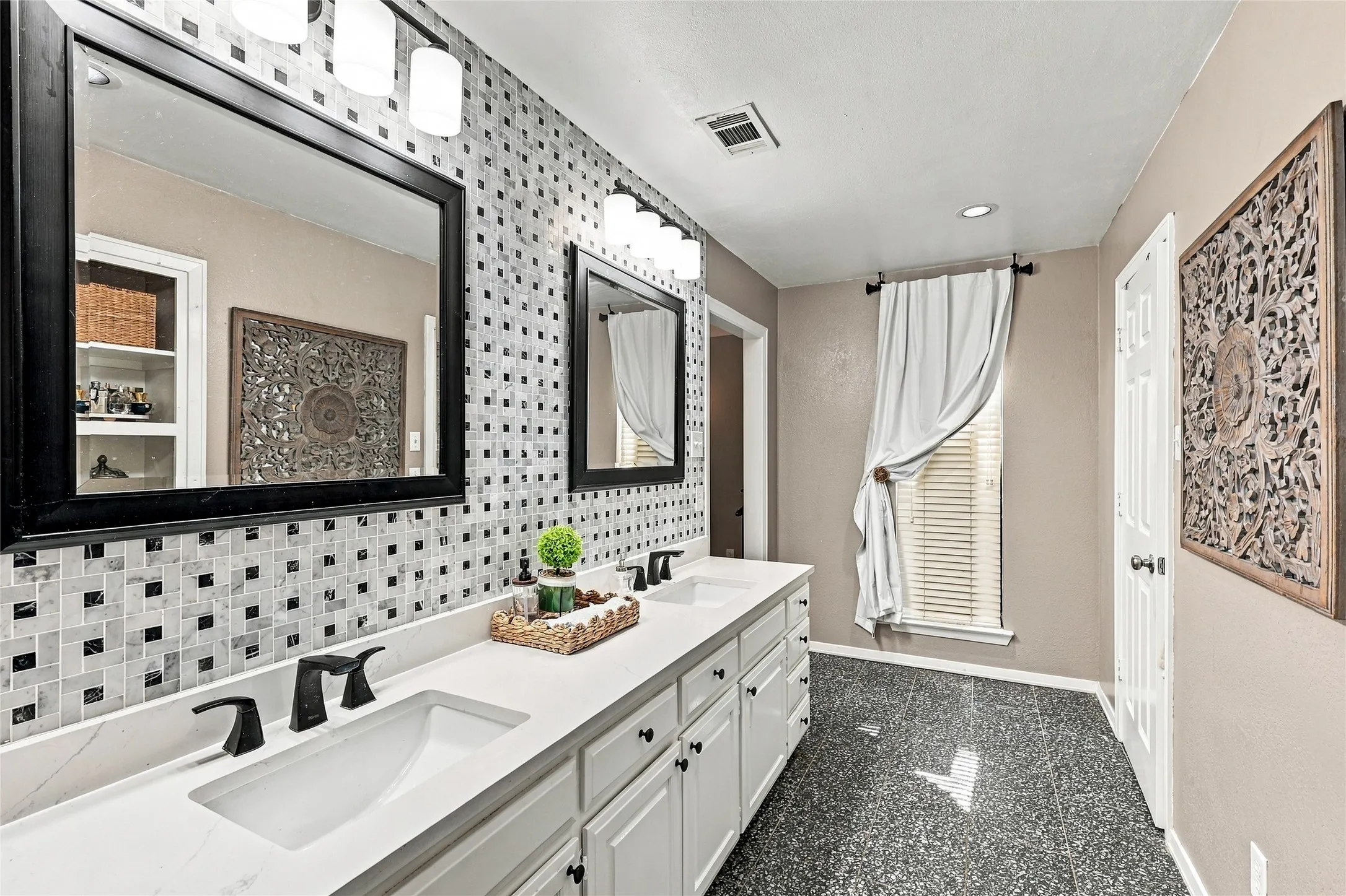 Single Family Residence For Sale in Tarrant County , 707 Findlay Drive, Arlington, Texas 76012, 4 Bedroom, 4 Bathroom, 2 Garage spaces, 3,223 Sqft, built in 1980, mls#21403488, Real Estate Agent in Arlington, Homes For Sale in Tarrant county, Homes For Sale in Arlington, Realtor in Arlington Texas, Real Estate Brokerage Independent Realty Texas, Luminita Cordes Realtor