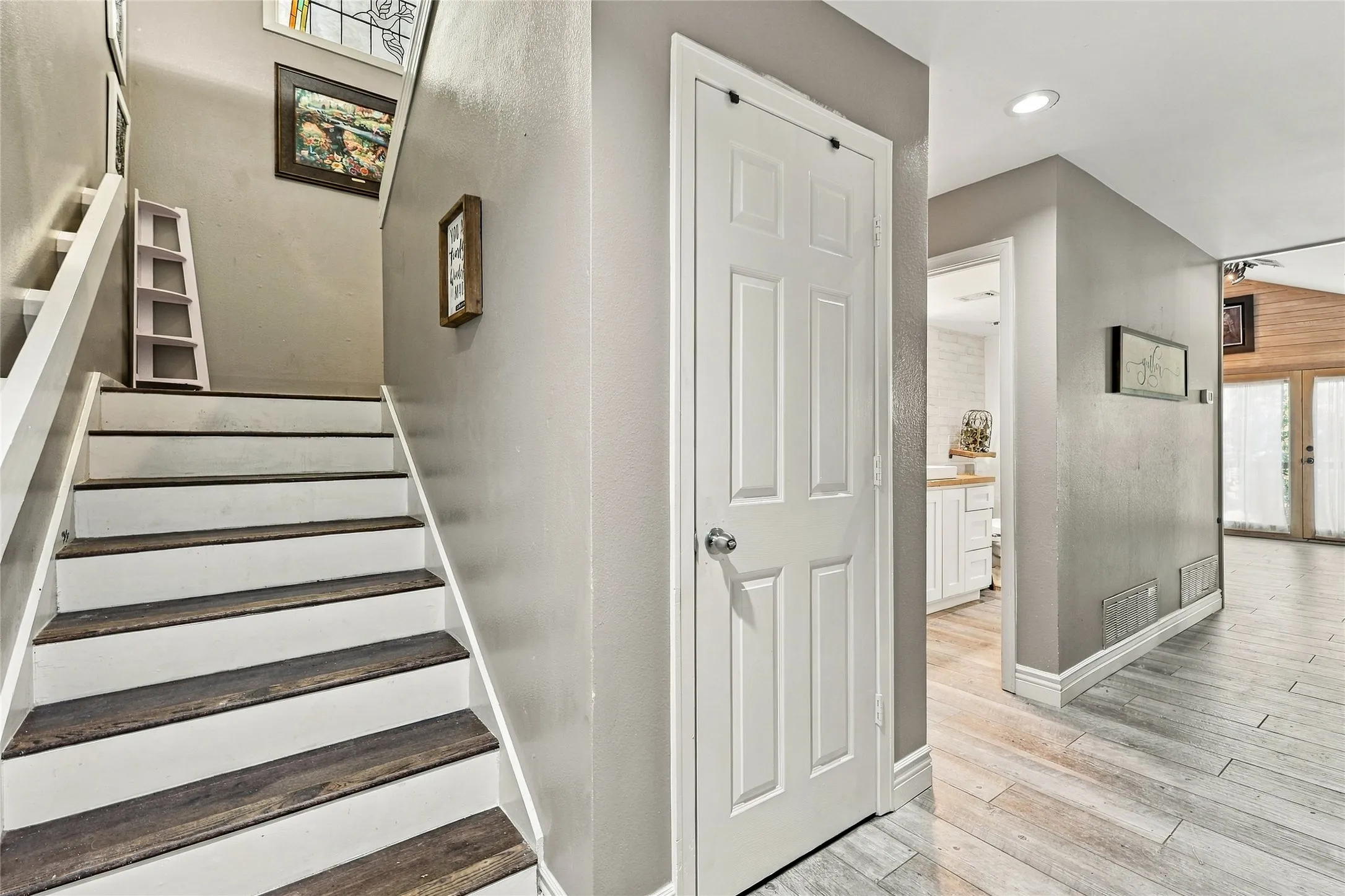 Single Family Residence For Sale in Tarrant County , 707 Findlay Drive, Arlington, Texas 76012, 4 Bedroom, 4 Bathroom, 2 Garage spaces, 3,223 Sqft, built in 1980, mls#21403488, Real Estate Agent in Arlington, Homes For Sale in Tarrant county, Homes For Sale in Arlington, Realtor in Arlington Texas, Real Estate Brokerage Independent Realty Texas, Luminita Cordes Realtor