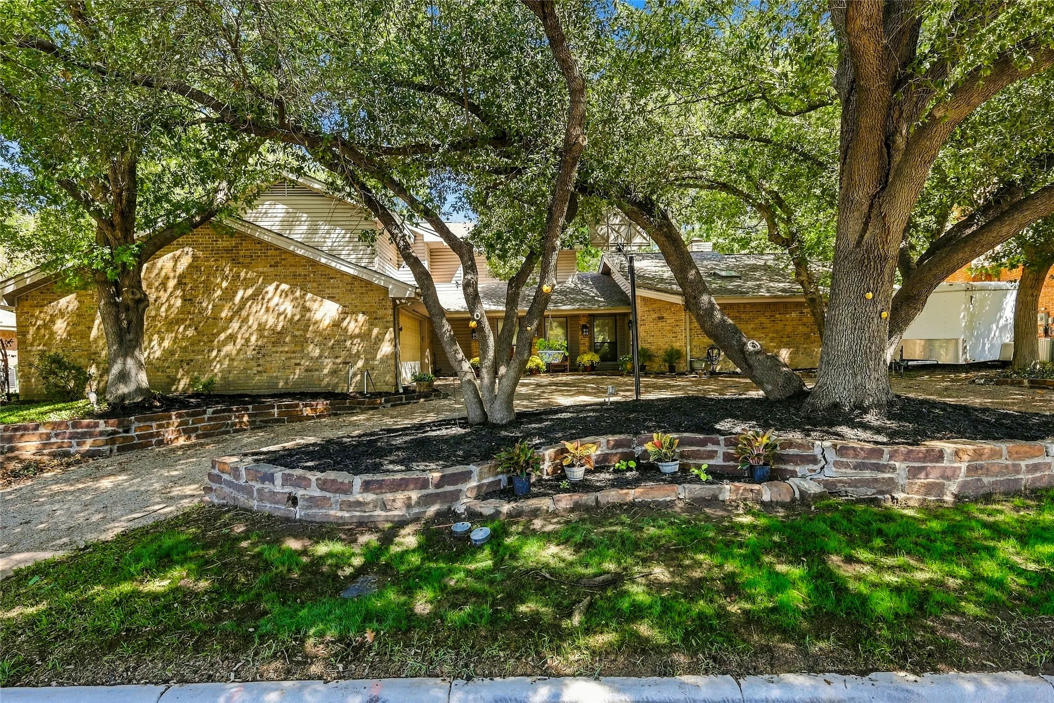 Single Family Residence For Sale in Tarrant County , 707 Findlay Drive, Arlington, Texas 76012, 4 Bedroom, 4 Bathroom, 2 Garage spaces, 3,223 Sqft, built in 1980, mls#21403488, Real Estate Agent in Arlington, Homes For Sale in Tarrant county, Homes For Sale in Arlington, Realtor in Arlington Texas, Real Estate Brokerage Independent Realty Texas, Luminita Cordes Realtor