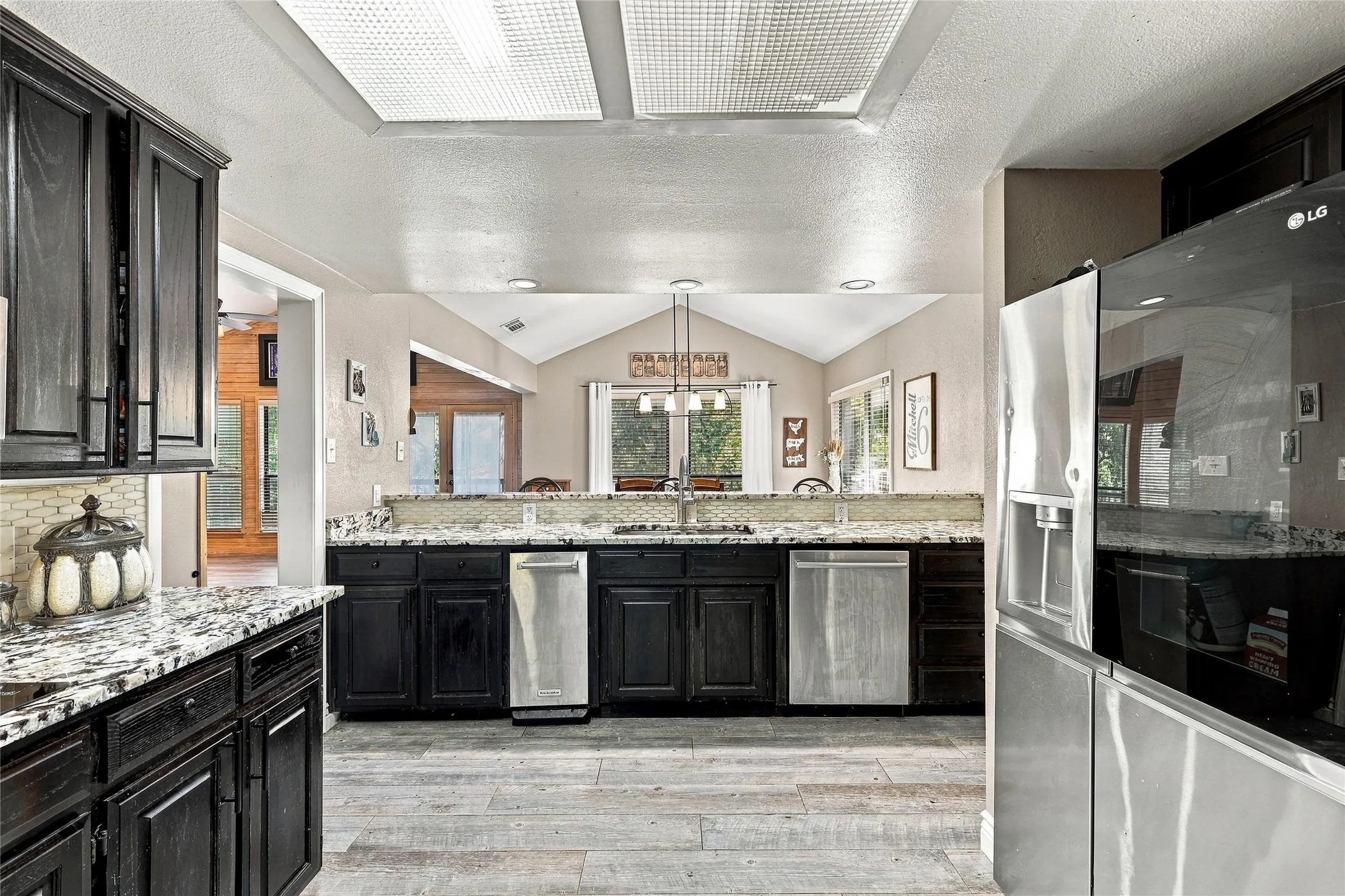 Single Family Residence For Sale in Tarrant County , 707 Findlay Drive, Arlington, Texas 76012, 4 Bedroom, 4 Bathroom, 2 Garage spaces, 3,223 Sqft, built in 1980, mls#21403488, Real Estate Agent in Arlington, Homes For Sale in Tarrant county, Homes For Sale in Arlington, Realtor in Arlington Texas, Real Estate Brokerage Independent Realty Texas, Luminita Cordes Realtor