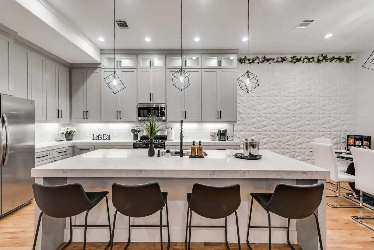 Single Family Residence For Sale in Dallas County , 2015 S Ewing Avenue, Dallas, Texas 75216, 5 Bedroom, 3 Bathroom, 2 Garage spaces, 2,676 Sqft, built in 2022, mls#21405696, Real Estate Agent in Dallas, Homes For Sale in Dallas county, Homes For Sale in Dallas, Realtor in Dallas Texas, Real Estate Brokerage Independent Realty Texas, Luminita Cordes Realtor