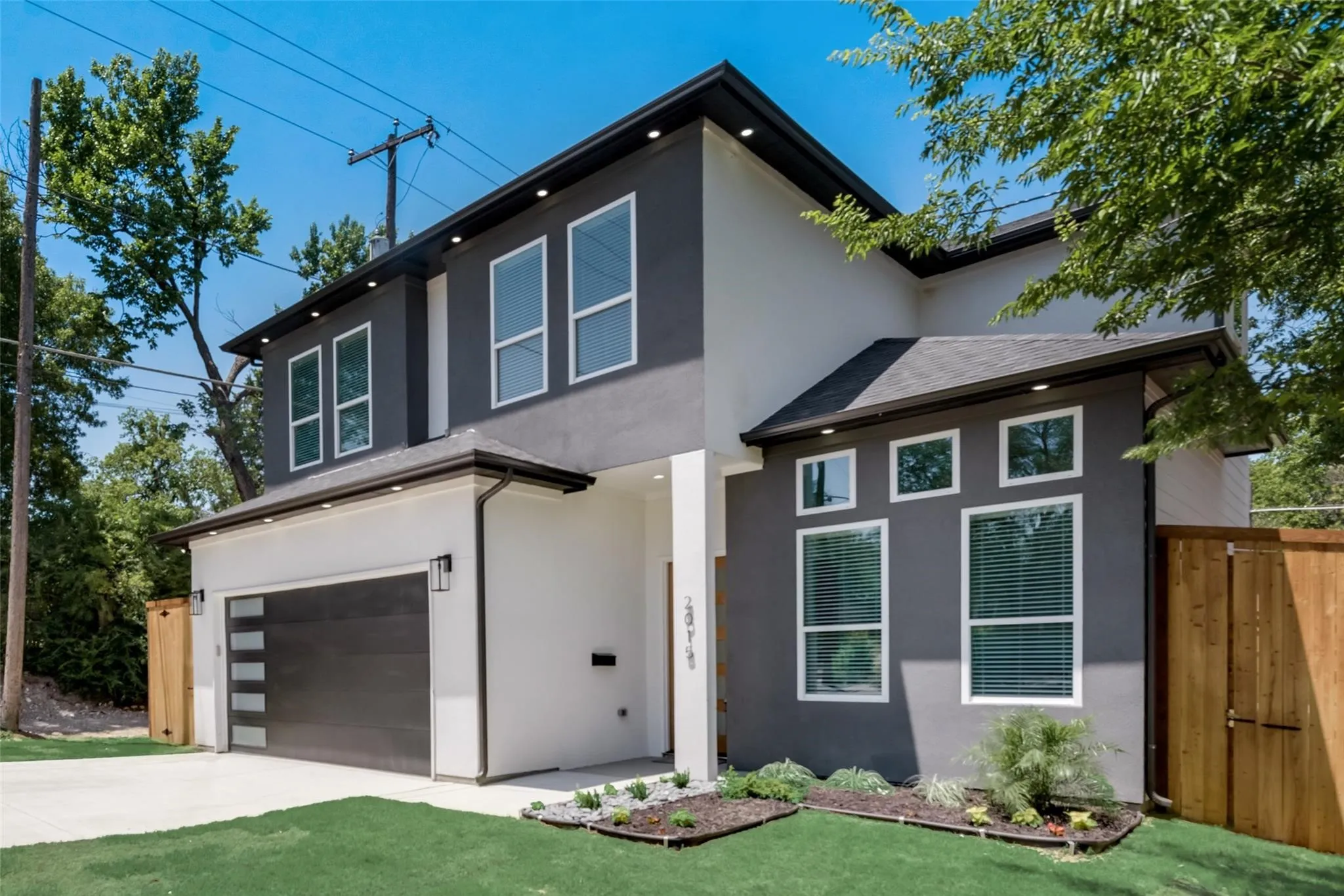 Single Family Residence For Sale in Dallas County , 2015 S Ewing Avenue, Dallas, Texas 75216, 5 Bedroom, 3 Bathroom, 2 Garage spaces, 2,676 Sqft, built in 2022, mls#21405696, Real Estate Agent in Dallas, Homes For Sale in Dallas county, Homes For Sale in Dallas, Realtor in Dallas Texas, Real Estate Brokerage Independent Realty Texas, Luminita Cordes Realtor