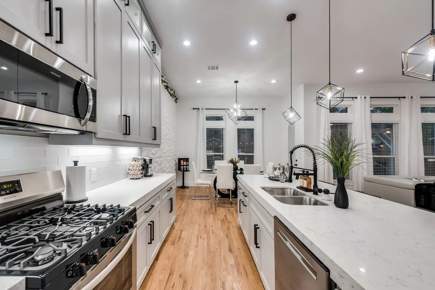 Single Family Residence For Sale in Dallas County , 2015 S Ewing Avenue, Dallas, Texas 75216, 5 Bedroom, 3 Bathroom, 2 Garage spaces, 2,676 Sqft, built in 2022, mls#21405696, Real Estate Agent in Dallas, Homes For Sale in Dallas county, Homes For Sale in Dallas, Realtor in Dallas Texas, Real Estate Brokerage Independent Realty Texas, Luminita Cordes Realtor