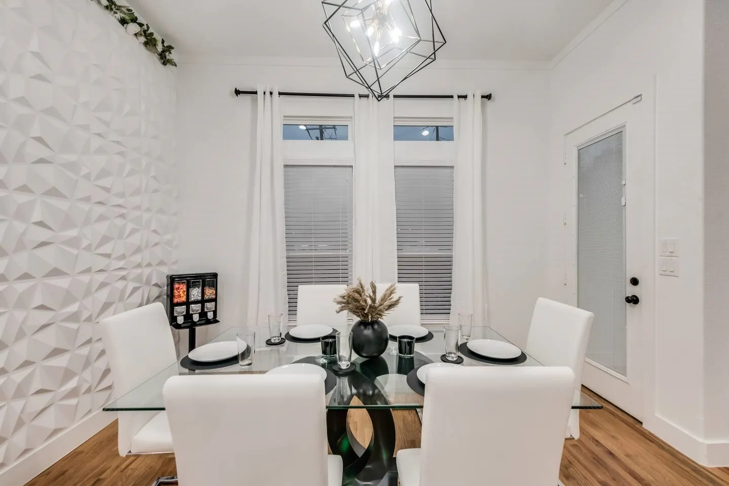 Single Family Residence For Sale in Dallas County , 2015 S Ewing Avenue, Dallas, Texas 75216, 5 Bedroom, 3 Bathroom, 2 Garage spaces, 2,676 Sqft, built in 2022, mls#21405696, Real Estate Agent in Dallas, Homes For Sale in Dallas county, Homes For Sale in Dallas, Realtor in Dallas Texas, Real Estate Brokerage Independent Realty Texas, Luminita Cordes Realtor