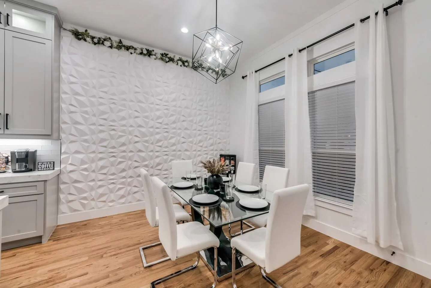 Single Family Residence For Sale in Dallas County , 2015 S Ewing Avenue, Dallas, Texas 75216, 5 Bedroom, 3 Bathroom, 2 Garage spaces, 2,676 Sqft, built in 2022, mls#21405696, Real Estate Agent in Dallas, Homes For Sale in Dallas county, Homes For Sale in Dallas, Realtor in Dallas Texas, Real Estate Brokerage Independent Realty Texas, Luminita Cordes Realtor