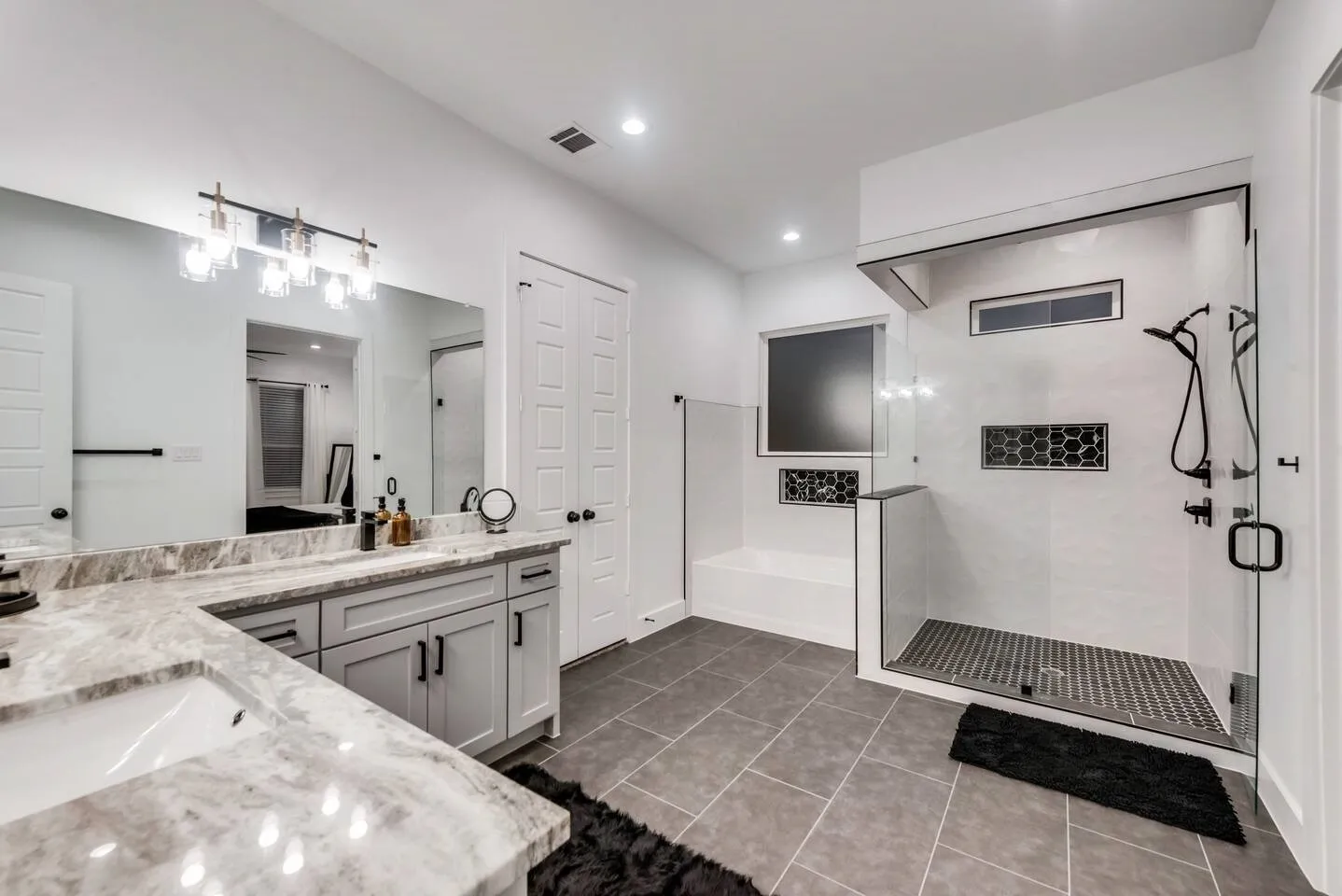 Single Family Residence For Sale in Dallas County , 2015 S Ewing Avenue, Dallas, Texas 75216, 5 Bedroom, 3 Bathroom, 2 Garage spaces, 2,676 Sqft, built in 2022, mls#21405696, Real Estate Agent in Dallas, Homes For Sale in Dallas county, Homes For Sale in Dallas, Realtor in Dallas Texas, Real Estate Brokerage Independent Realty Texas, Luminita Cordes Realtor