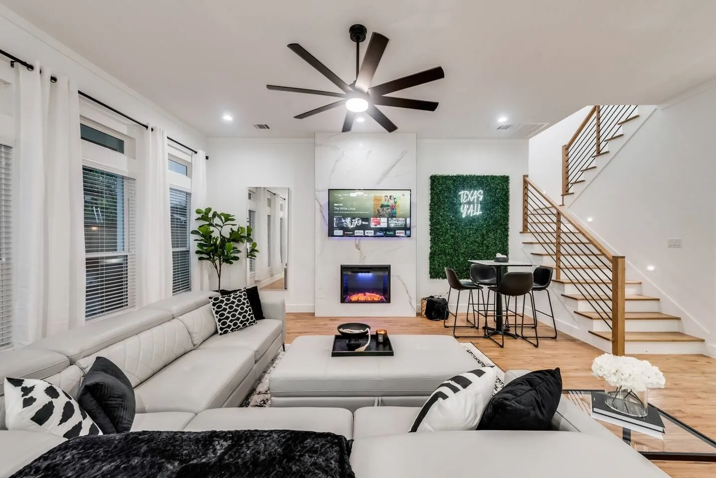 Single Family Residence For Sale in Dallas County , 2015 S Ewing Avenue, Dallas, Texas 75216, 5 Bedroom, 3 Bathroom, 2 Garage spaces, 2,676 Sqft, built in 2022, mls#21405696, Real Estate Agent in Dallas, Homes For Sale in Dallas county, Homes For Sale in Dallas, Realtor in Dallas Texas, Real Estate Brokerage Independent Realty Texas, Luminita Cordes Realtor