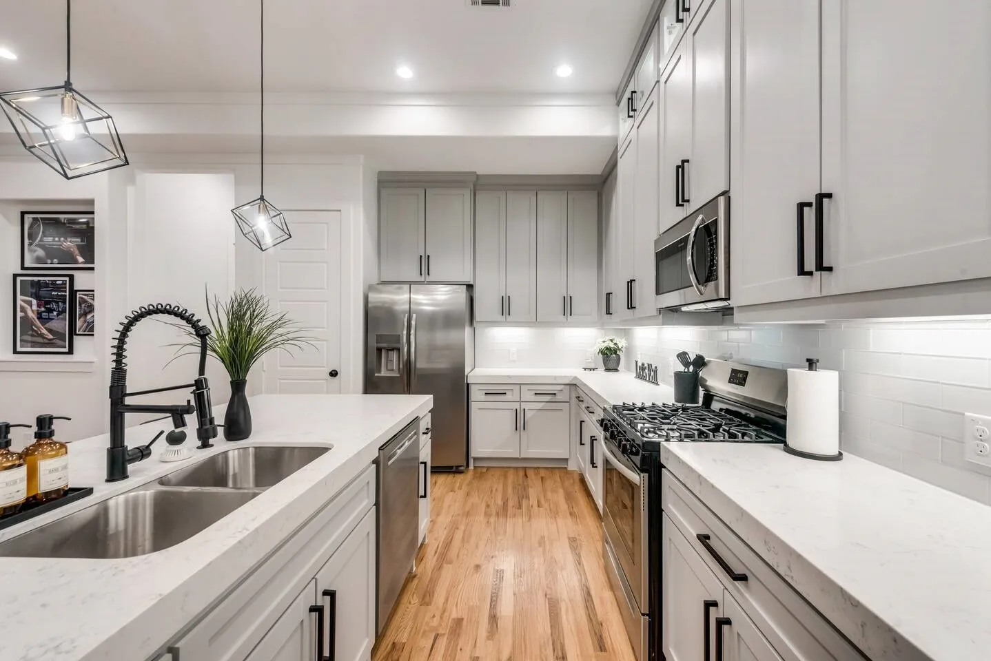 Single Family Residence For Sale in Dallas County , 2015 S Ewing Avenue, Dallas, Texas 75216, 5 Bedroom, 3 Bathroom, 2 Garage spaces, 2,676 Sqft, built in 2022, mls#21405696, Real Estate Agent in Dallas, Homes For Sale in Dallas county, Homes For Sale in Dallas, Realtor in Dallas Texas, Real Estate Brokerage Independent Realty Texas, Luminita Cordes Realtor