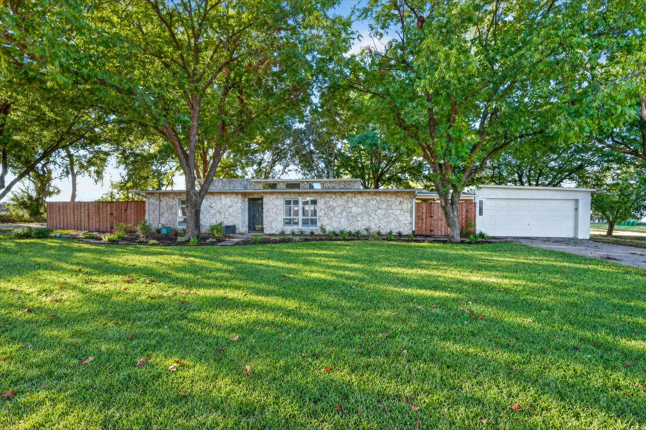 Single Family Residence For Sale in Collin County , 10115 General Bond Court, Mc Kinney, Texas 75071, 3 Bedroom, 2 Bathroom, Garage spaces, 4,628 Sqft, built in 1982, mls#21403525, Real Estate Agent in Mc Kinney, Homes For Sale in Collin county, Homes For Sale in Mc Kinney, Realtor in Mc Kinney Texas, Real Estate Brokerage Independent Realty Texas, Luminita Cordes Realtor