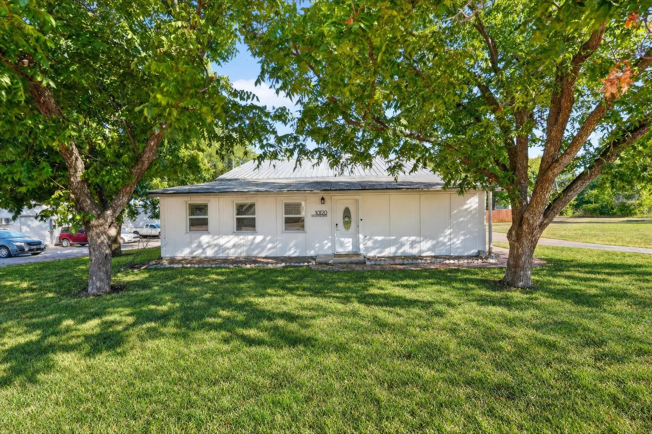Single Family Residence For Sale in Collin County , 10115 General Bond Court, Mc Kinney, Texas 75071, 3 Bedroom, 2 Bathroom, Garage spaces, 4,628 Sqft, built in 1982, mls#21403525, Real Estate Agent in Mc Kinney, Homes For Sale in Collin county, Homes For Sale in Mc Kinney, Realtor in Mc Kinney Texas, Real Estate Brokerage Independent Realty Texas, Luminita Cordes Realtor
