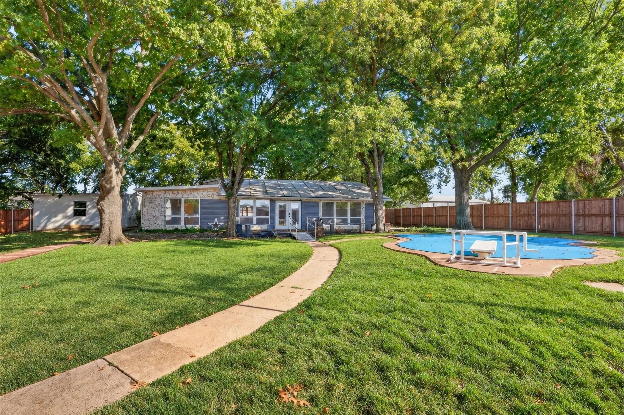 Single Family Residence For Sale in Collin County , 10115 General Bond Court, Mc Kinney, Texas 75071, 3 Bedroom, 2 Bathroom, Garage spaces, 4,628 Sqft, built in 1982, mls#21403525, Real Estate Agent in Mc Kinney, Homes For Sale in Collin county, Homes For Sale in Mc Kinney, Realtor in Mc Kinney Texas, Real Estate Brokerage Independent Realty Texas, Luminita Cordes Realtor