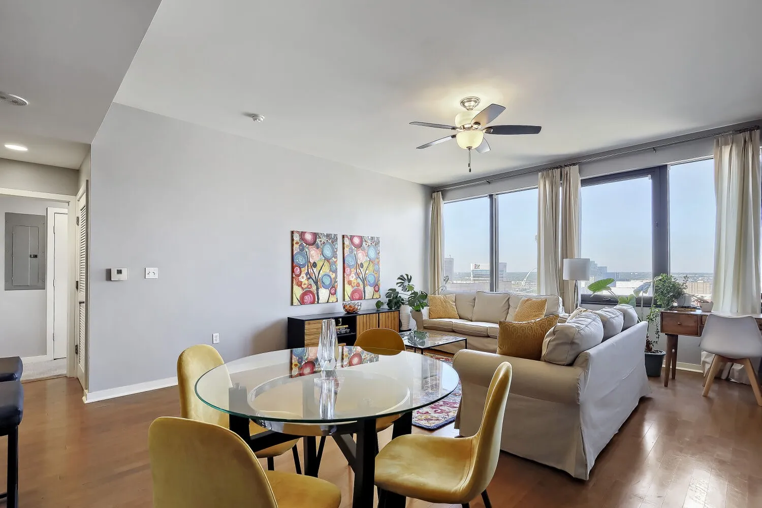 Condominium For Sale in Dallas County , 1200 Main Street 1904, Dallas, Texas 75202, 1 Bedroom, 2 Bathroom, 1 Garage spaces, 1,169 Sqft, built in 1974, mls#21404634, Real Estate Agent in Dallas, Homes For Sale in Dallas county, Homes For Sale in Dallas, Realtor in Dallas Texas, Real Estate Brokerage Independent Realty Texas, Luminita Cordes Realtor
