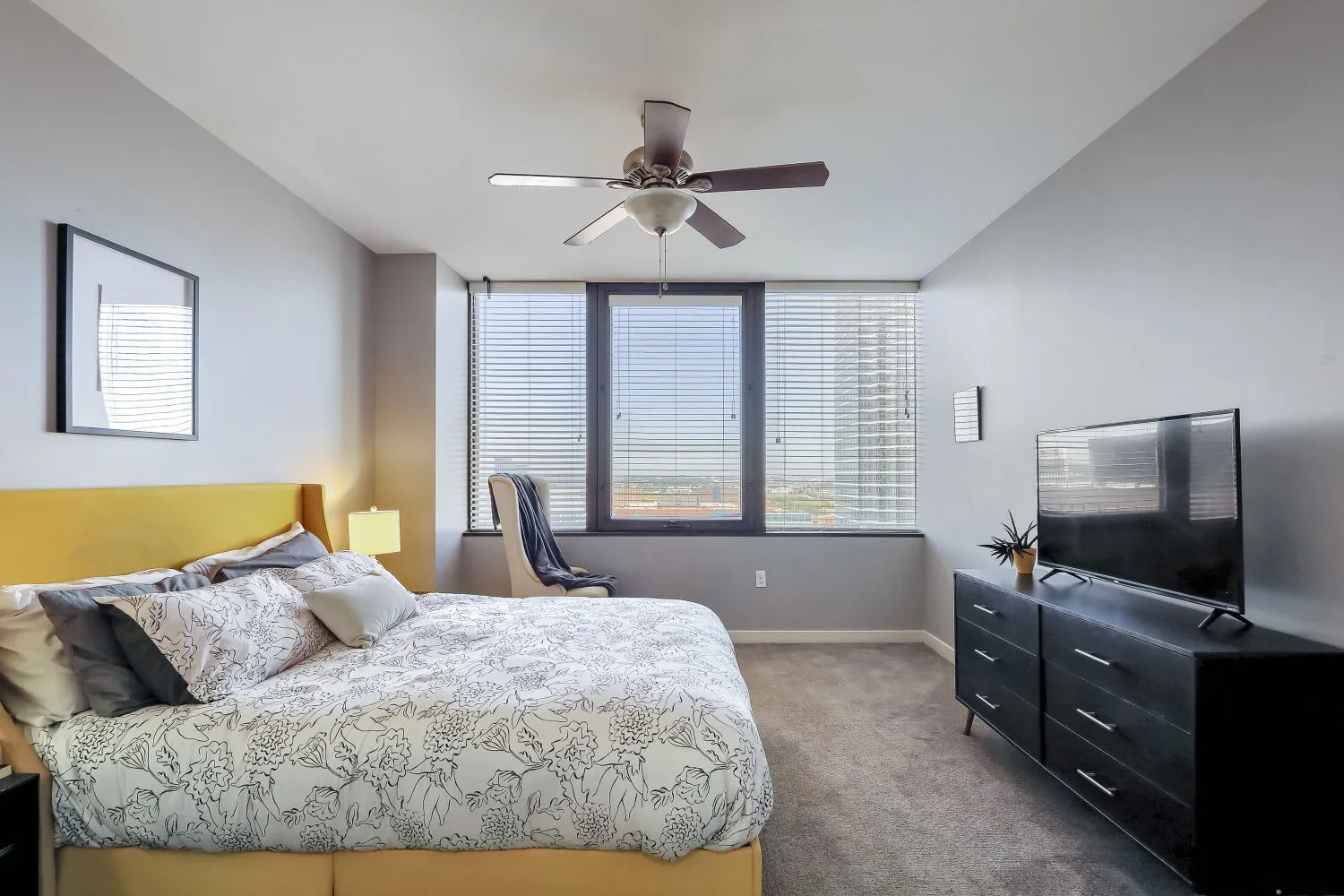 Condominium For Sale in Dallas County , 1200 Main Street 1904, Dallas, Texas 75202, 1 Bedroom, 2 Bathroom, 1 Garage spaces, 1,169 Sqft, built in 1974, mls#21404634, Real Estate Agent in Dallas, Homes For Sale in Dallas county, Homes For Sale in Dallas, Realtor in Dallas Texas, Real Estate Brokerage Independent Realty Texas, Luminita Cordes Realtor