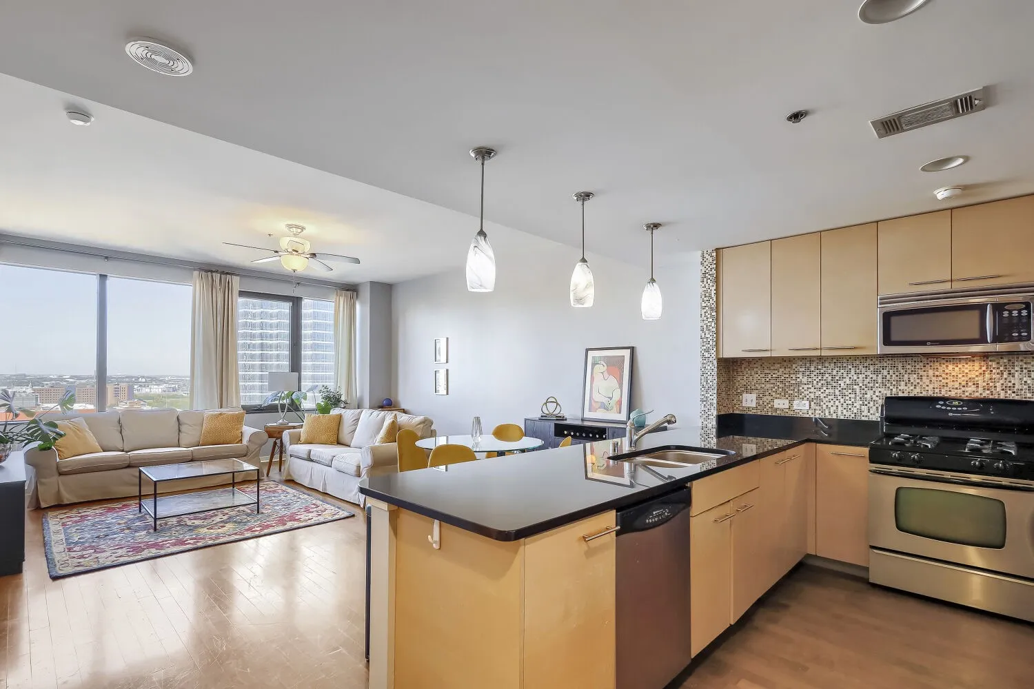 Condominium For Sale in Dallas County , 1200 Main Street 1904, Dallas, Texas 75202, 1 Bedroom, 2 Bathroom, 1 Garage spaces, 1,169 Sqft, built in 1974, mls#21404634, Real Estate Agent in Dallas, Homes For Sale in Dallas county, Homes For Sale in Dallas, Realtor in Dallas Texas, Real Estate Brokerage Independent Realty Texas, Luminita Cordes Realtor
