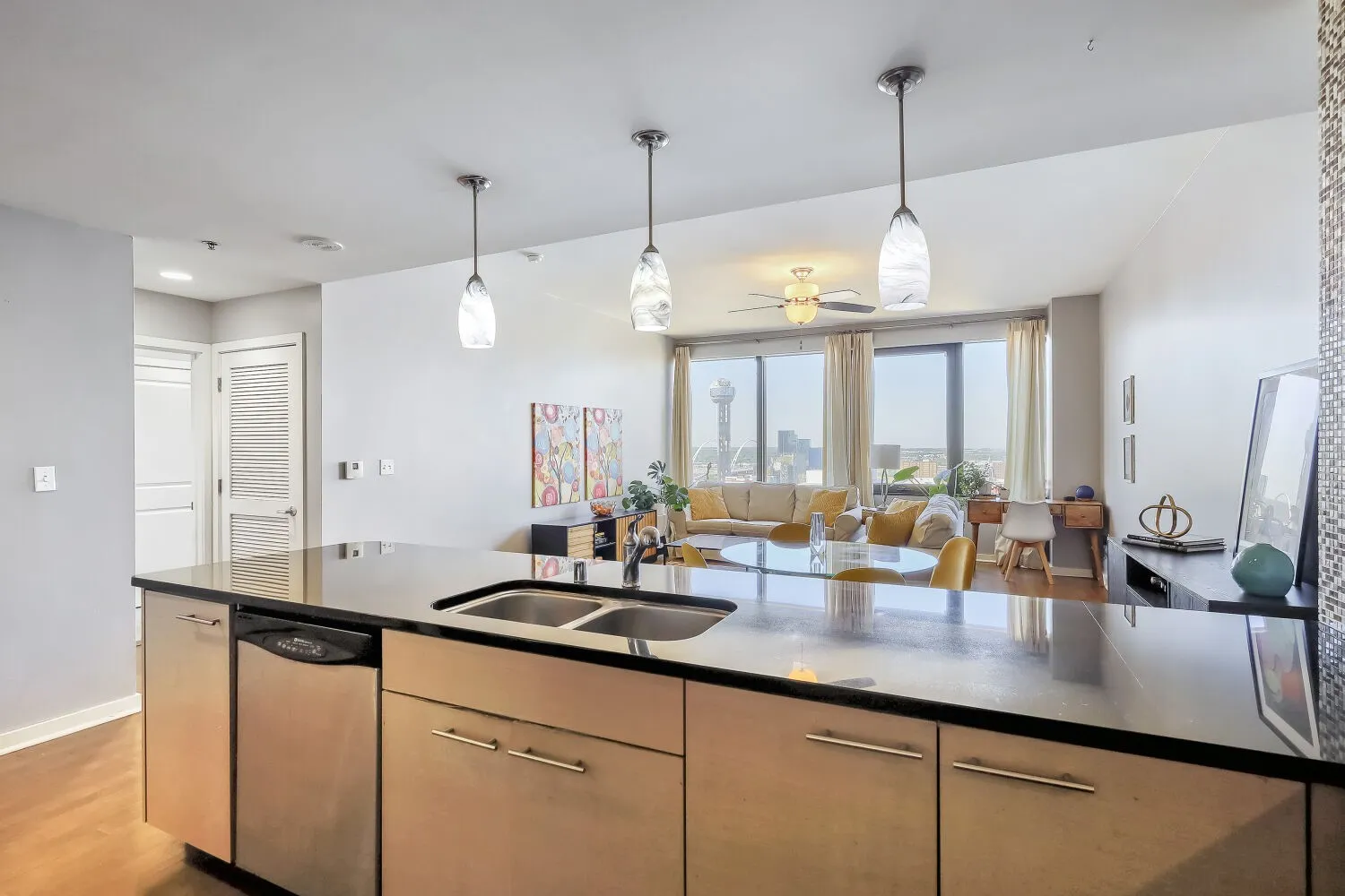 Condominium For Sale in Dallas County , 1200 Main Street 1904, Dallas, Texas 75202, 1 Bedroom, 2 Bathroom, 1 Garage spaces, 1,169 Sqft, built in 1974, mls#21404634, Real Estate Agent in Dallas, Homes For Sale in Dallas county, Homes For Sale in Dallas, Realtor in Dallas Texas, Real Estate Brokerage Independent Realty Texas, Luminita Cordes Realtor