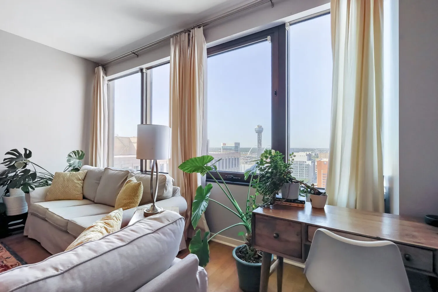 Condominium For Sale in Dallas County , 1200 Main Street 1904, Dallas, Texas 75202, 1 Bedroom, 2 Bathroom, 1 Garage spaces, 1,169 Sqft, built in 1974, mls#21404634, Real Estate Agent in Dallas, Homes For Sale in Dallas county, Homes For Sale in Dallas, Realtor in Dallas Texas, Real Estate Brokerage Independent Realty Texas, Luminita Cordes Realtor