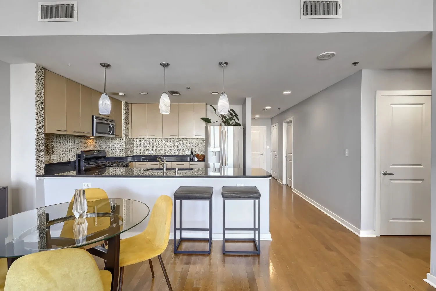 Condominium For Sale in Dallas County , 1200 Main Street 1904, Dallas, Texas 75202, 1 Bedroom, 2 Bathroom, 1 Garage spaces, 1,169 Sqft, built in 1974, mls#21404634, Real Estate Agent in Dallas, Homes For Sale in Dallas county, Homes For Sale in Dallas, Realtor in Dallas Texas, Real Estate Brokerage Independent Realty Texas, Luminita Cordes Realtor