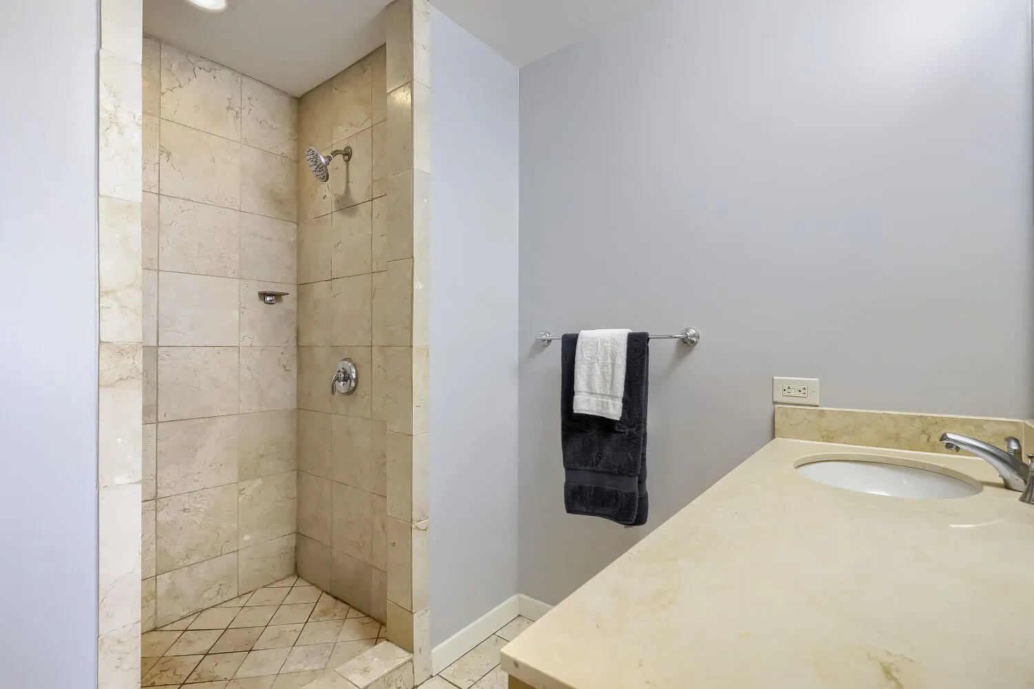 Condominium For Sale in Dallas County , 1200 Main Street 1904, Dallas, Texas 75202, 1 Bedroom, 2 Bathroom, 1 Garage spaces, 1,169 Sqft, built in 1974, mls#21404634, Real Estate Agent in Dallas, Homes For Sale in Dallas county, Homes For Sale in Dallas, Realtor in Dallas Texas, Real Estate Brokerage Independent Realty Texas, Luminita Cordes Realtor