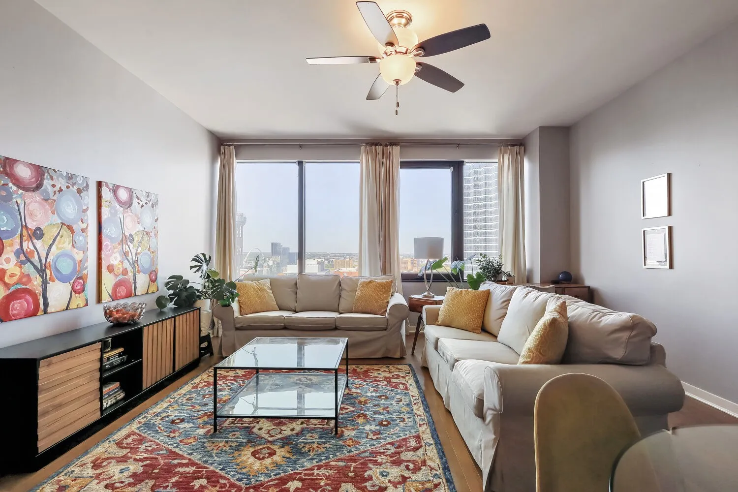 Condominium For Sale in Dallas County , 1200 Main Street 1904, Dallas, Texas 75202, 1 Bedroom, 2 Bathroom, 1 Garage spaces, 1,169 Sqft, built in 1974, mls#21404634, Real Estate Agent in Dallas, Homes For Sale in Dallas county, Homes For Sale in Dallas, Realtor in Dallas Texas, Real Estate Brokerage Independent Realty Texas, Luminita Cordes Realtor