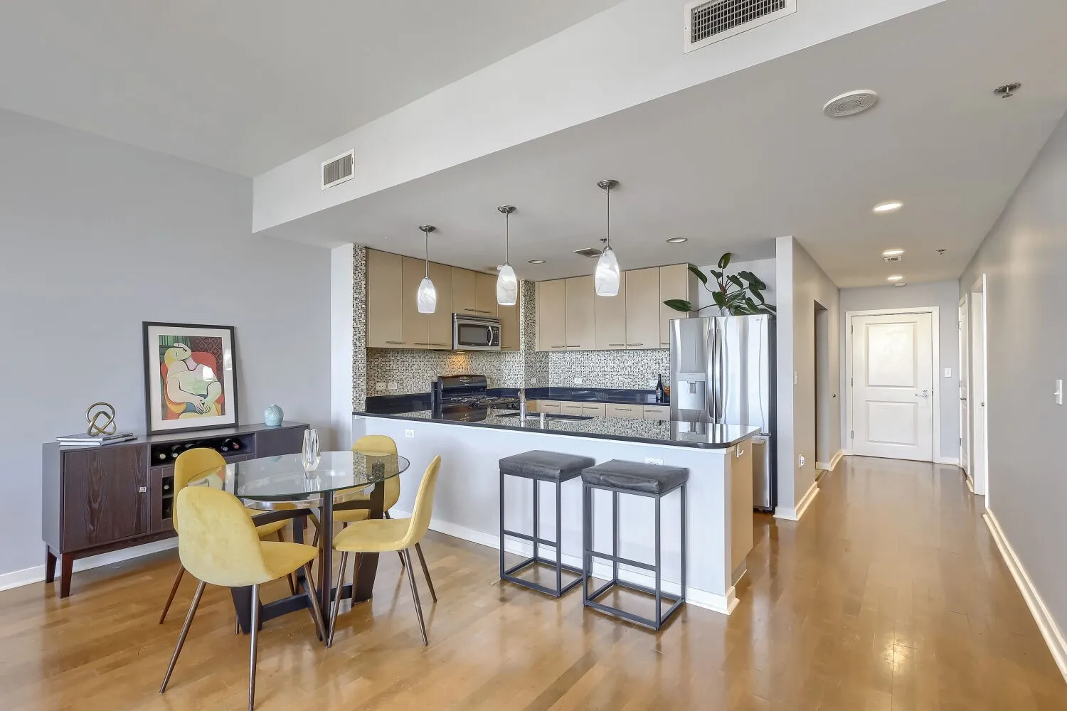 Condominium For Sale in Dallas County , 1200 Main Street 1904, Dallas, Texas 75202, 1 Bedroom, 2 Bathroom, 1 Garage spaces, 1,169 Sqft, built in 1974, mls#21404634, Real Estate Agent in Dallas, Homes For Sale in Dallas county, Homes For Sale in Dallas, Realtor in Dallas Texas, Real Estate Brokerage Independent Realty Texas, Luminita Cordes Realtor