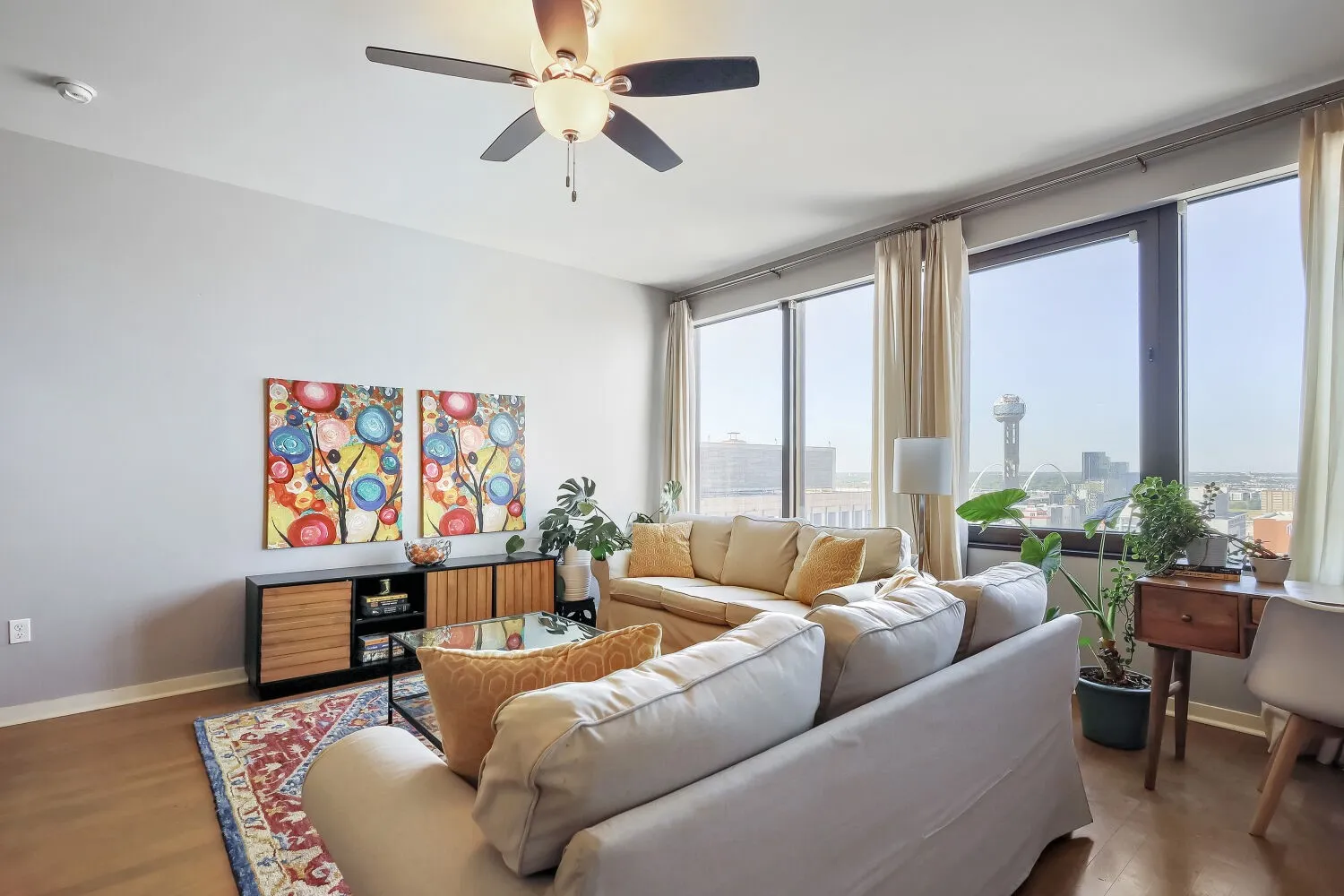 Condominium For Sale in Dallas County , 1200 Main Street 1904, Dallas, Texas 75202, 1 Bedroom, 2 Bathroom, 1 Garage spaces, 1,169 Sqft, built in 1974, mls#21404634, Real Estate Agent in Dallas, Homes For Sale in Dallas county, Homes For Sale in Dallas, Realtor in Dallas Texas, Real Estate Brokerage Independent Realty Texas, Luminita Cordes Realtor