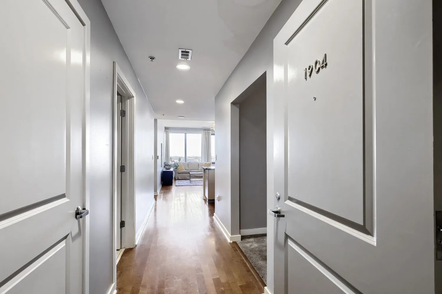 Condominium For Sale in Dallas County , 1200 Main Street 1904, Dallas, Texas 75202, 1 Bedroom, 2 Bathroom, 1 Garage spaces, 1,169 Sqft, built in 1974, mls#21404634, Real Estate Agent in Dallas, Homes For Sale in Dallas county, Homes For Sale in Dallas, Realtor in Dallas Texas, Real Estate Brokerage Independent Realty Texas, Luminita Cordes Realtor