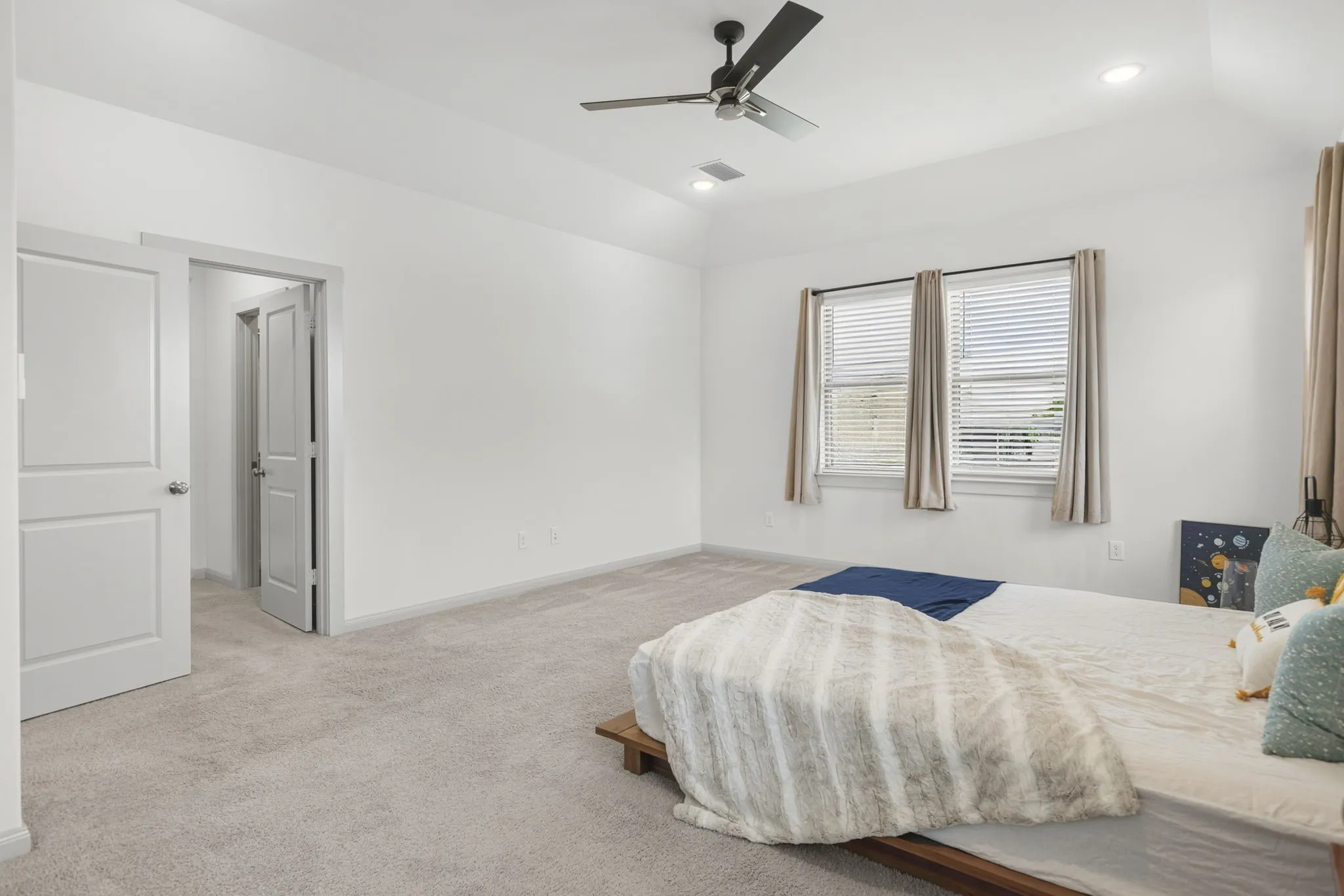 Single Family Residence For Sale in Collin County , 5817 Liberty Hill Drive, Mc Kinney, Texas 75070, 3 Bedroom, 3 Bathroom, 2 Garage spaces, 2,516 Sqft, built in 2019, mls#21405665, Real Estate Agent in Mc Kinney, Homes For Sale in Collin county, Homes For Sale in Mc Kinney, Realtor in Mc Kinney Texas, Real Estate Brokerage Independent Realty Texas, Luminita Cordes Realtor