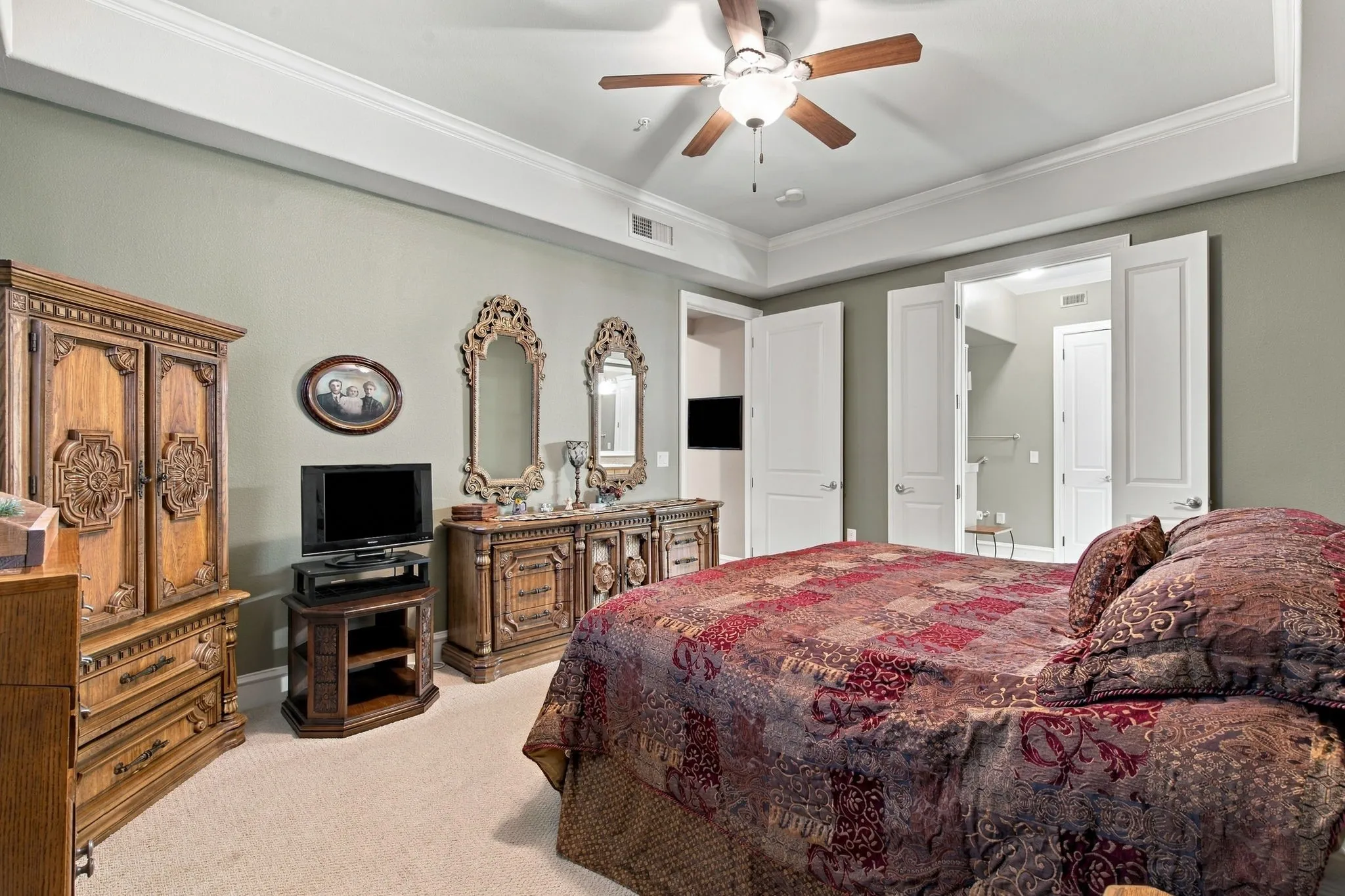 Tray ceiling with crown molding